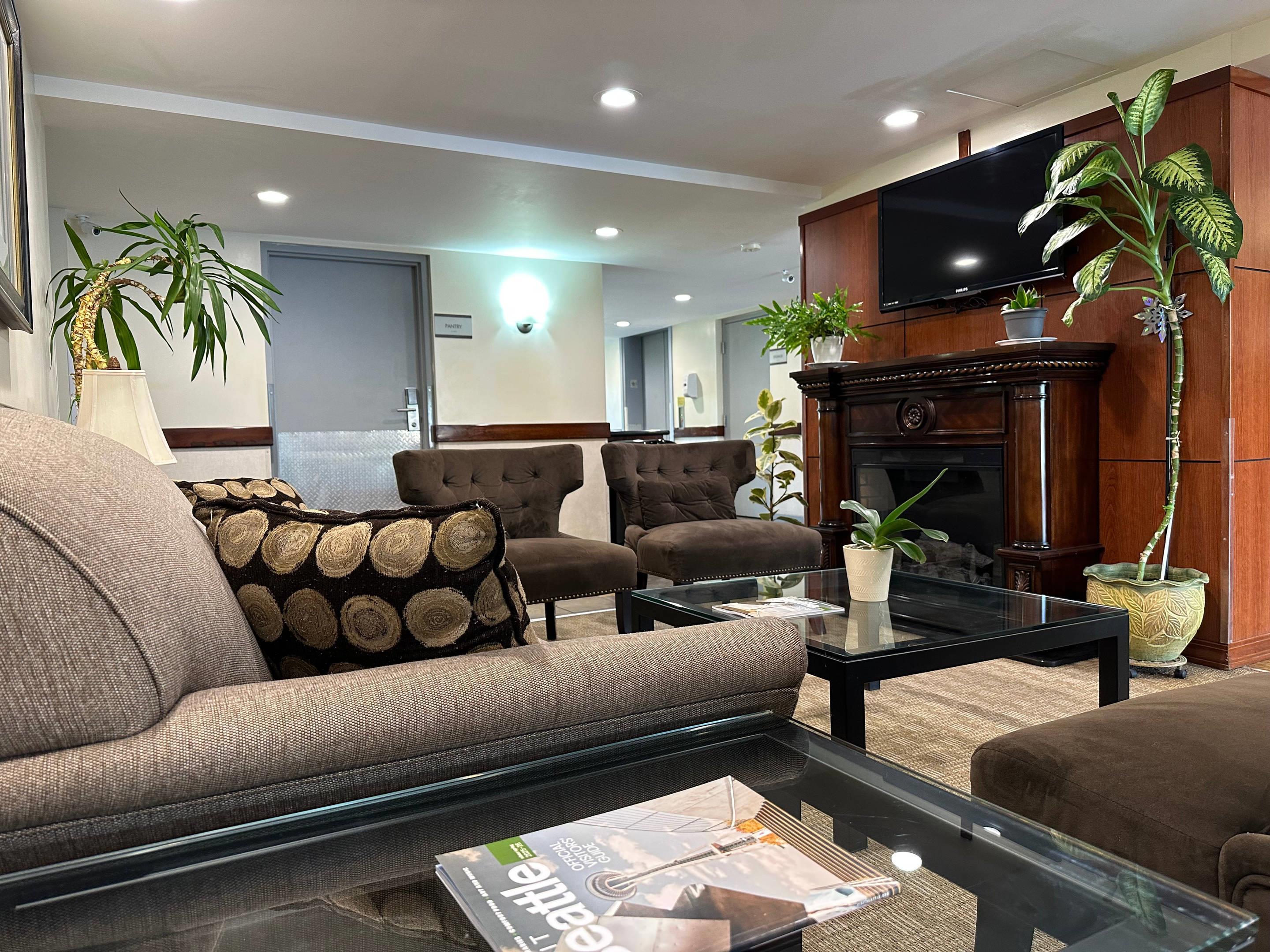Hotel lobby | Quality Inn & Suites Everett
