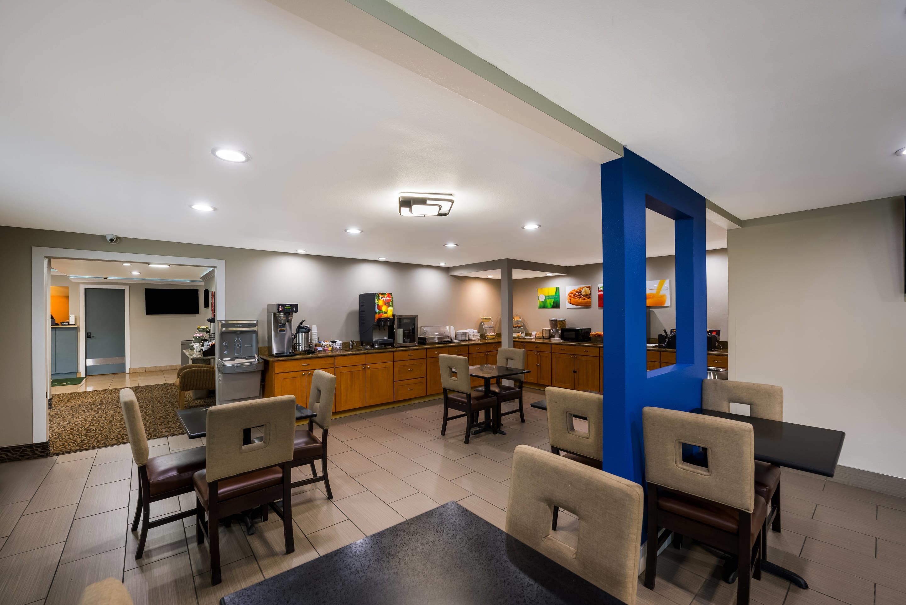 Breakfast area | Quality Inn Sea-Tac Airport