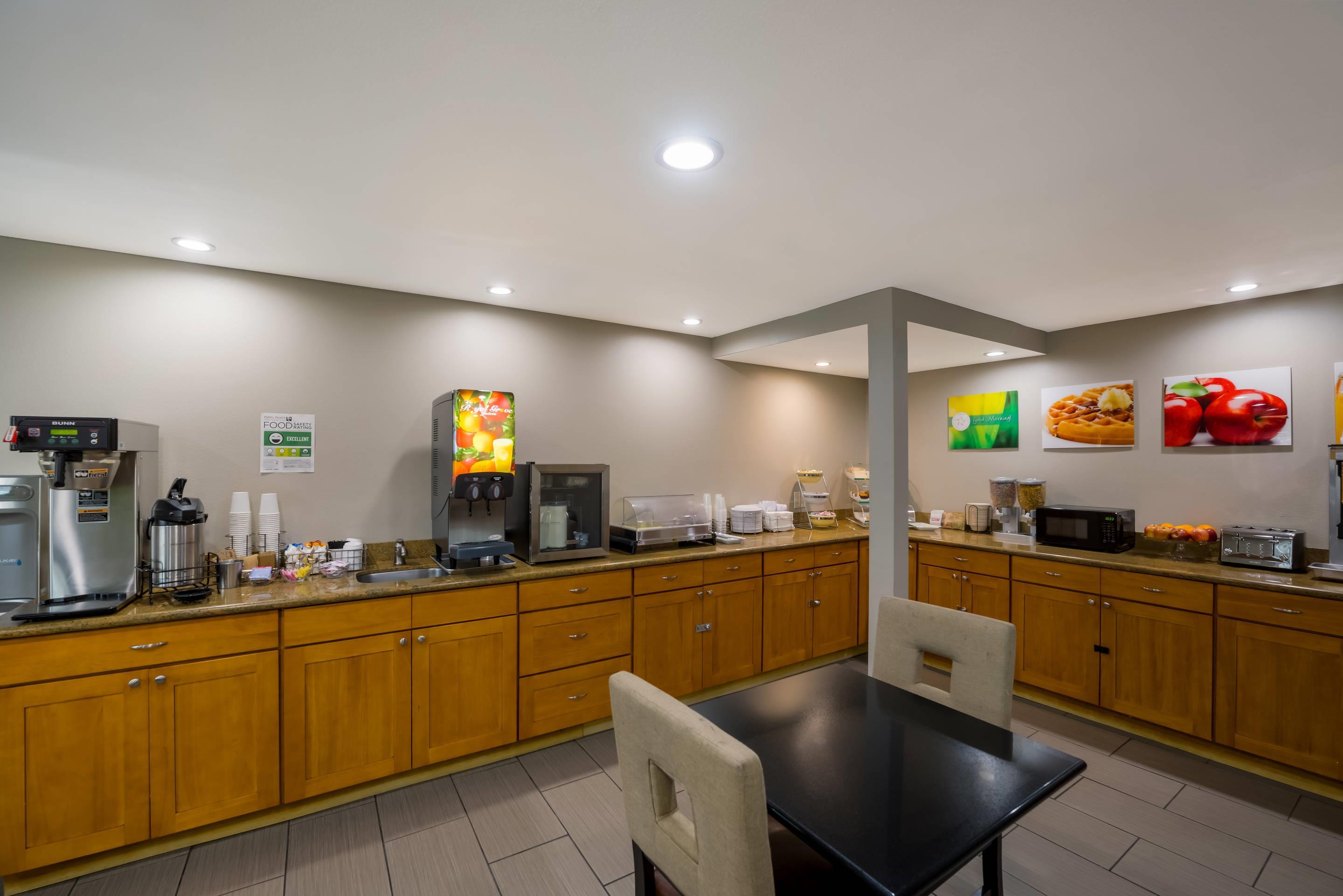 Breakfast area | Quality Inn Sea-Tac Airport