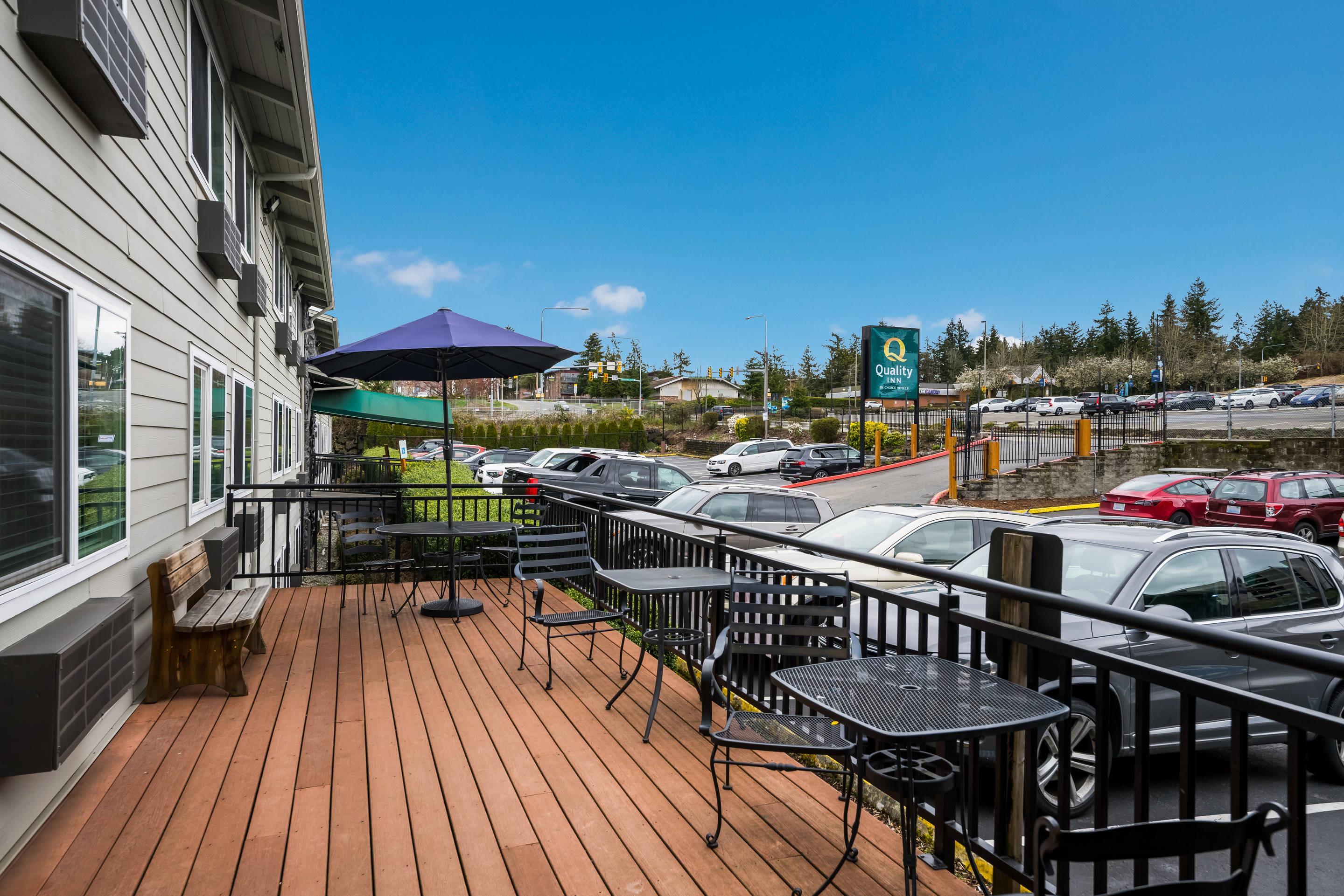 Hotel patio | Quality Inn Sea-Tac Airport
