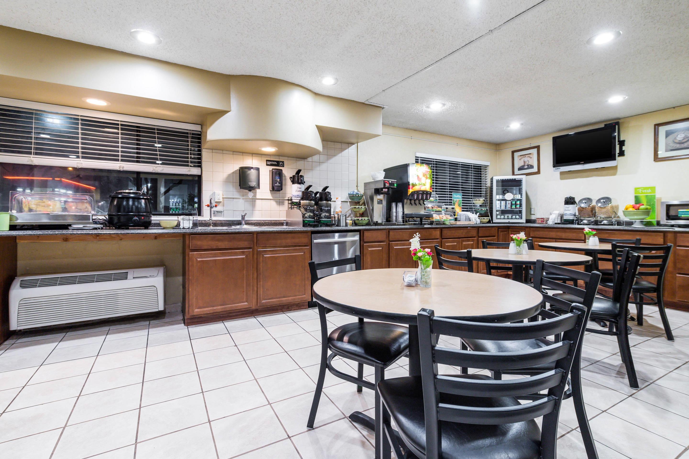Breakfast area | Quality Inn & Suites Lacey I-5