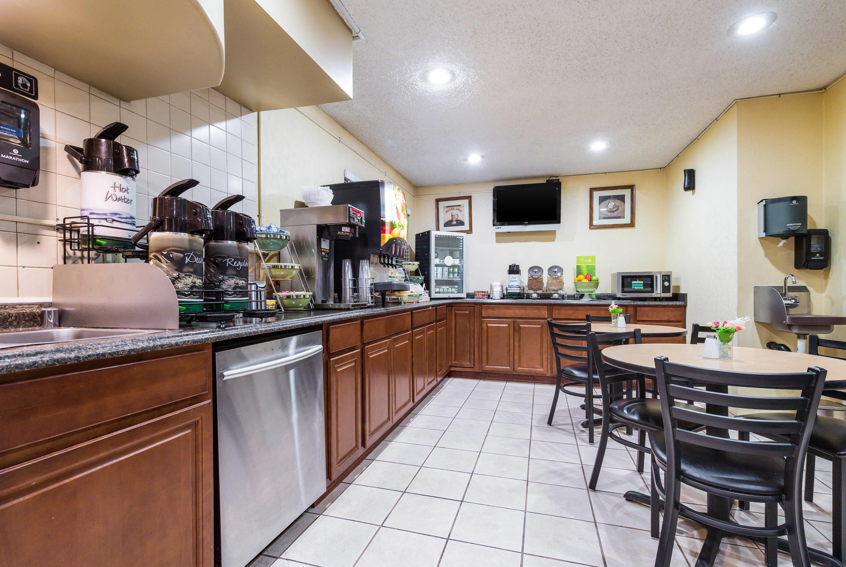 Breakfast area | Quality Inn & Suites Lacey I-5