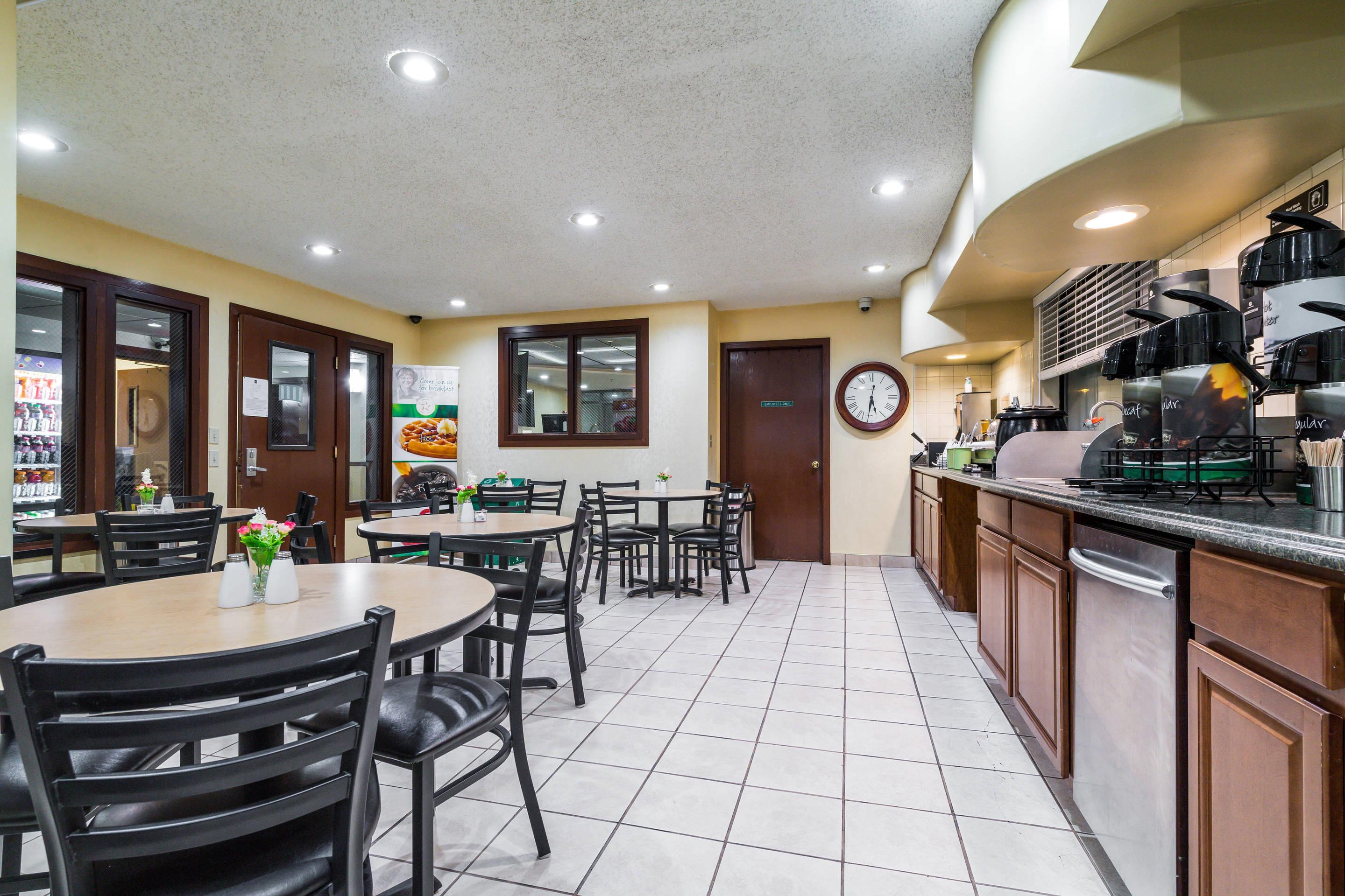 Breakfast area | Quality Inn & Suites Lacey I-5