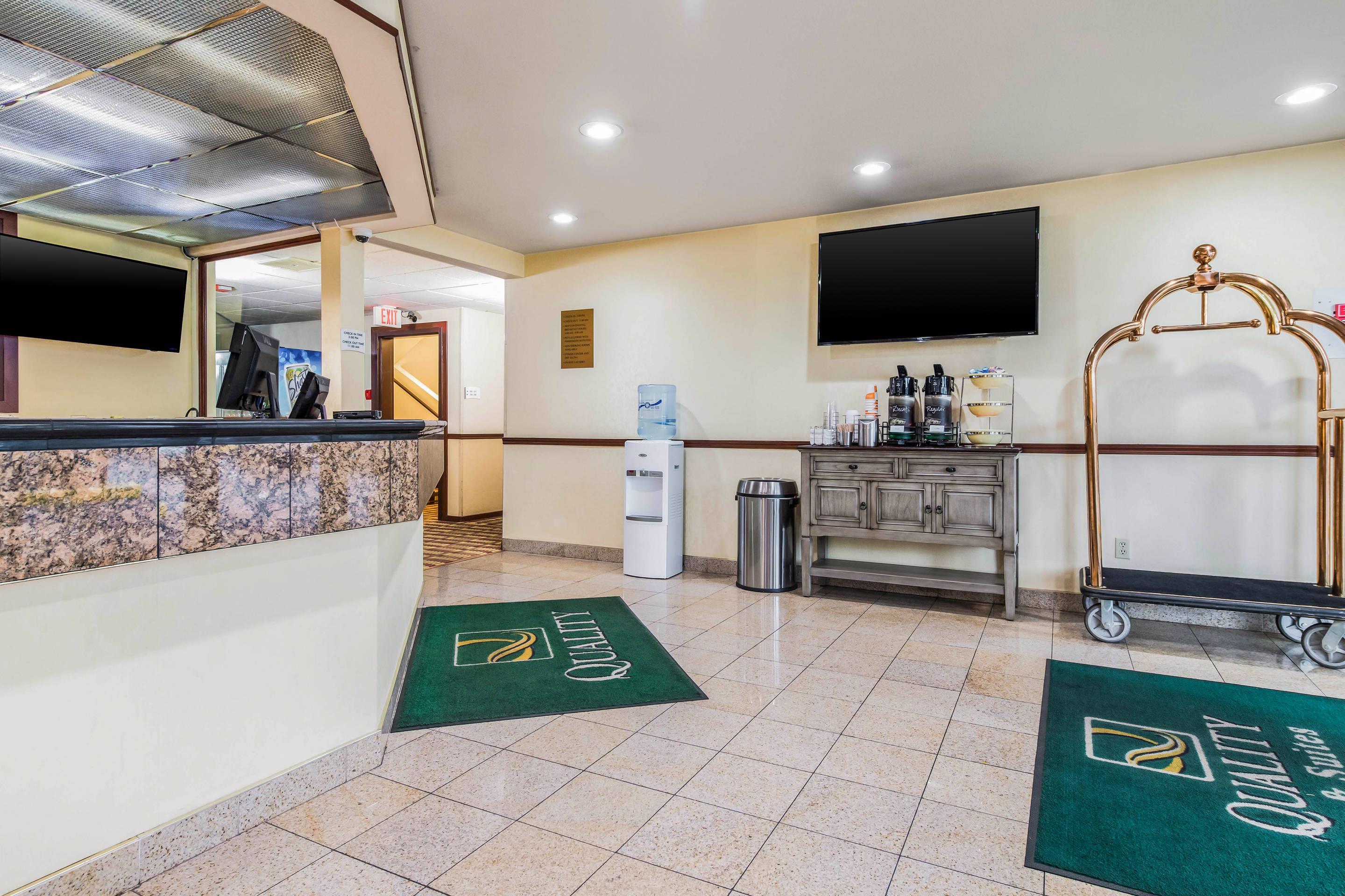 Hotel lobby | Quality Inn & Suites Lacey I-5