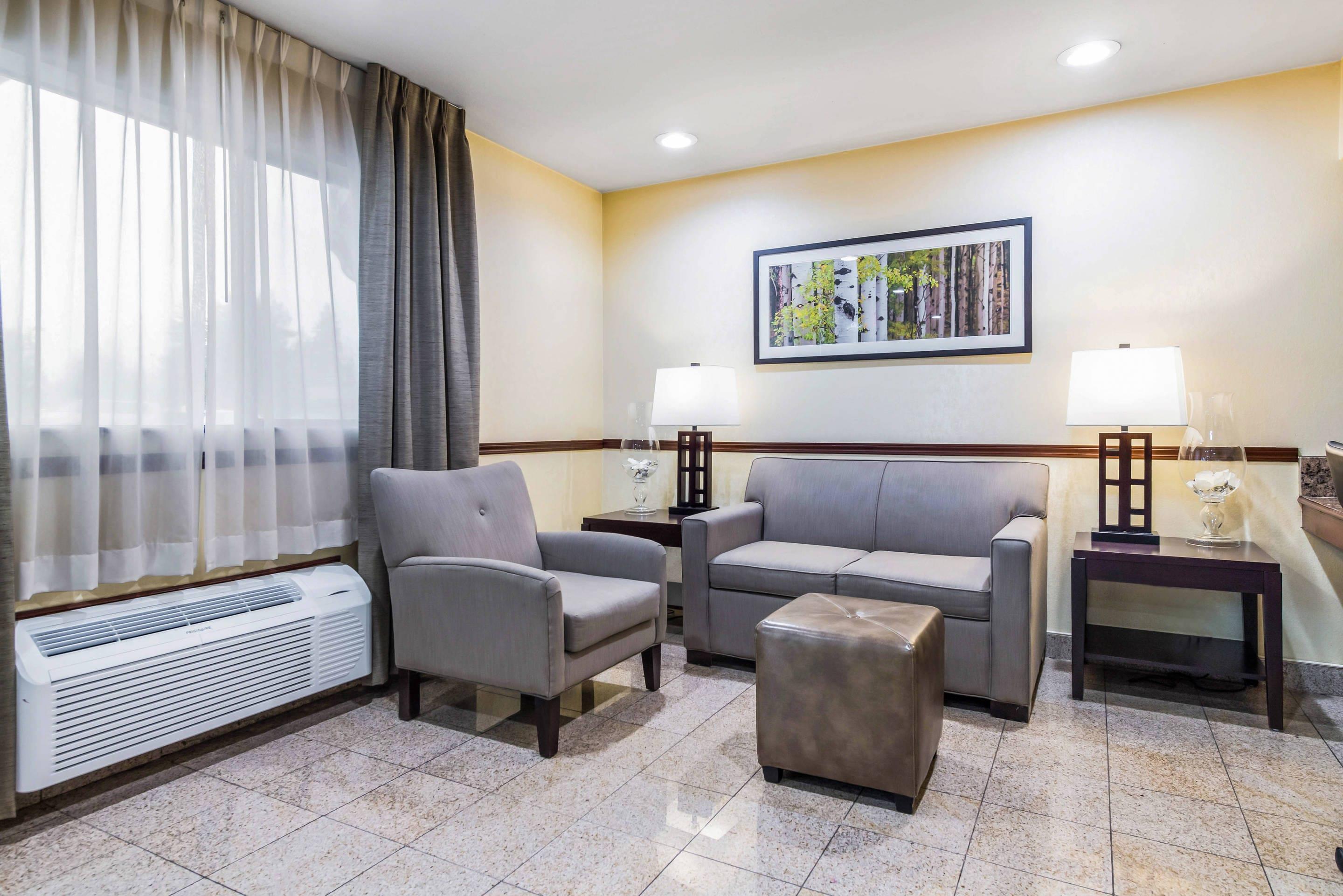 Hotel lobby | Quality Inn & Suites Lacey I-5