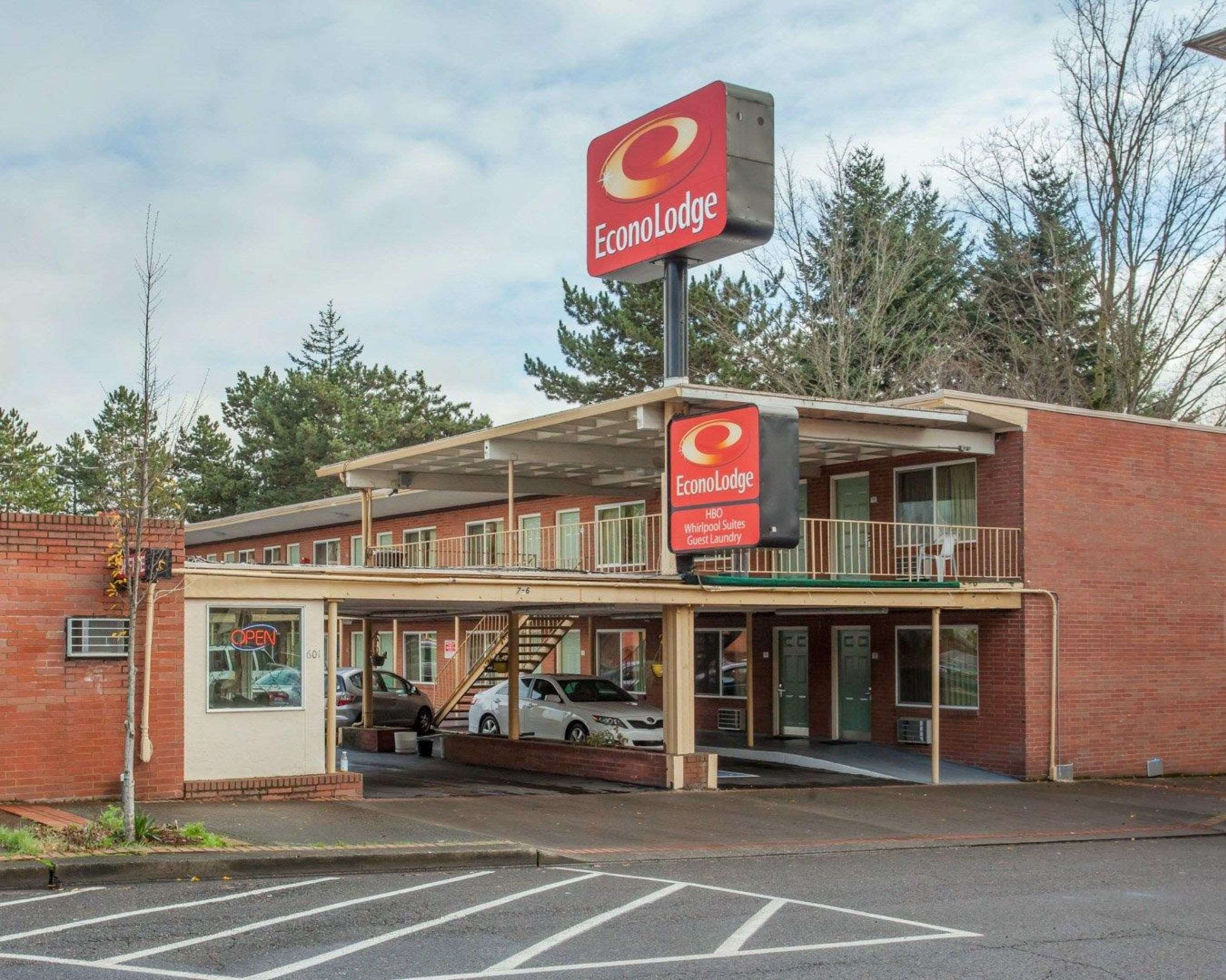 Hotel entrance | Econo Lodge Vancouver