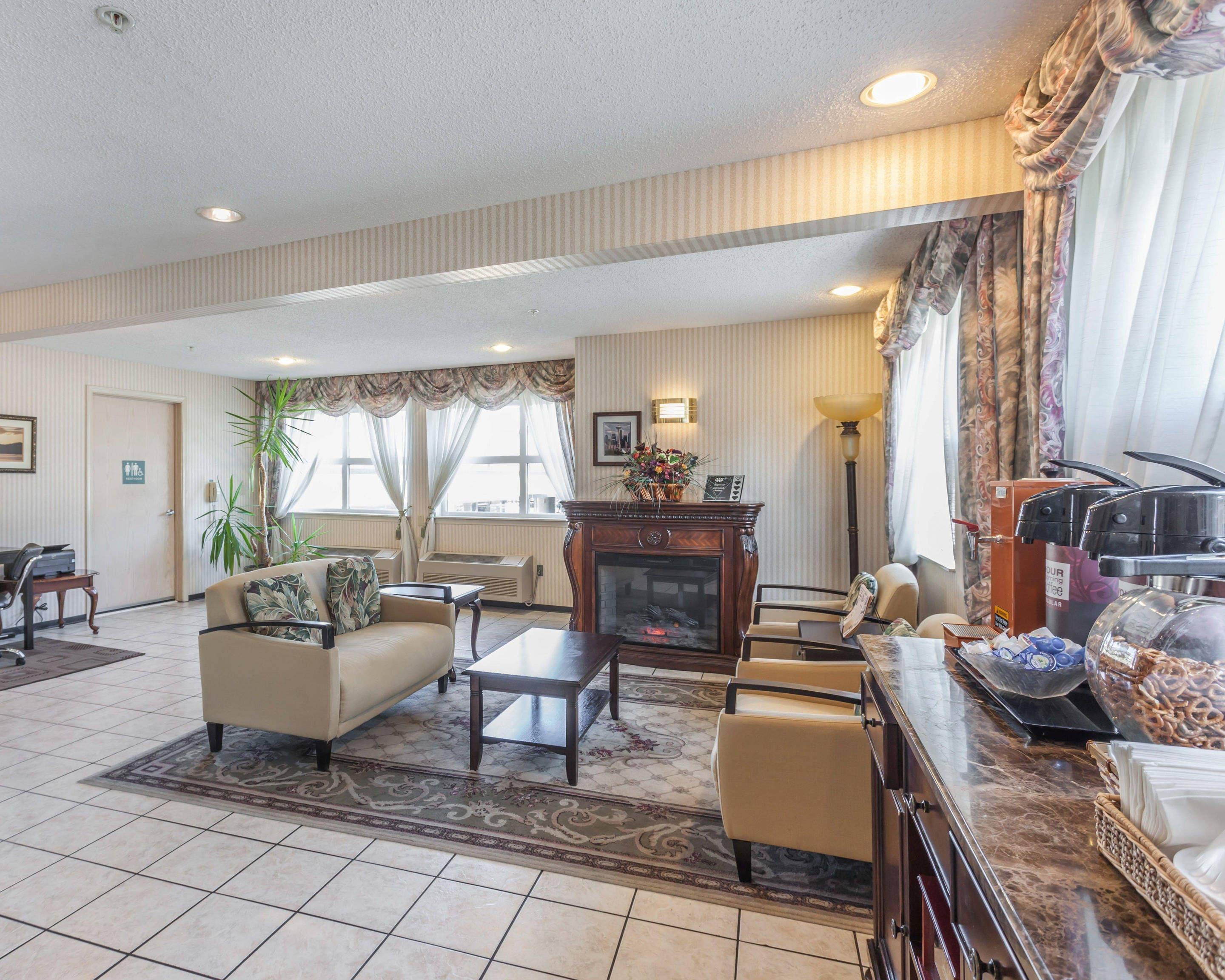 Spacious lobby with sitting area | Comfort Inn On the Bay