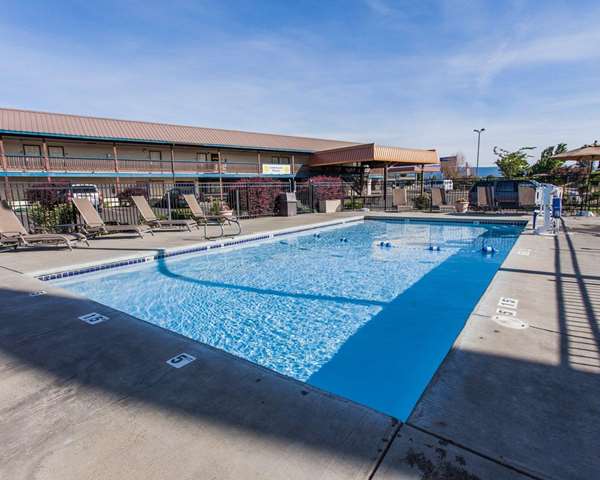 Pool - Quality Inn & Suites Goldendale