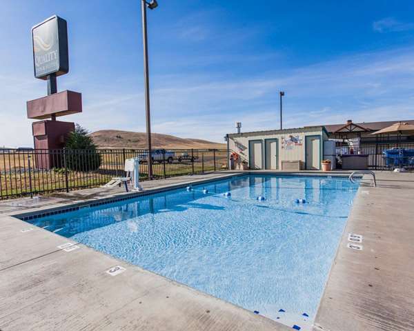 Pool - Quality Inn & Suites Goldendale