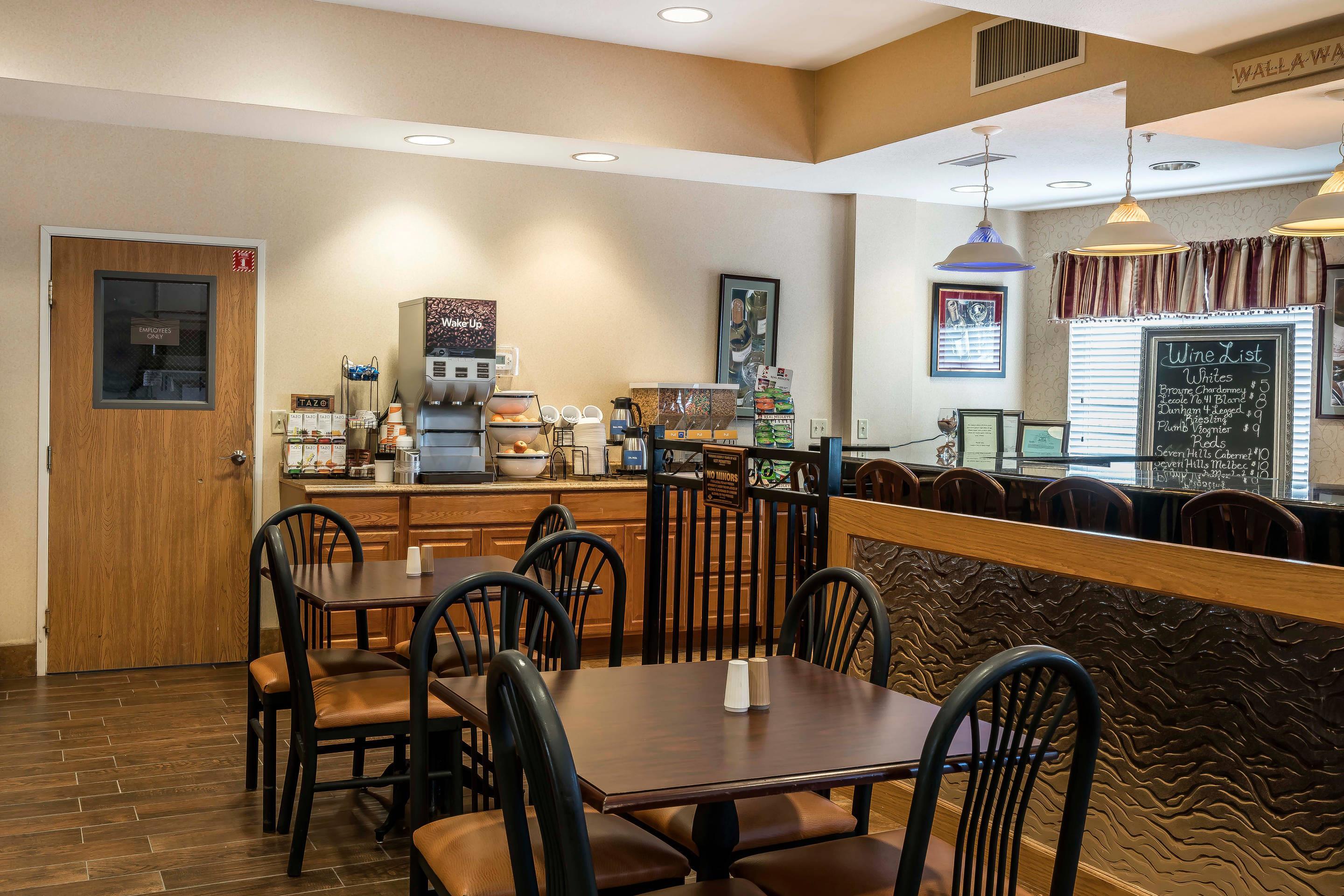 Breakfast area | Comfort Inn And Suites Walla Walla