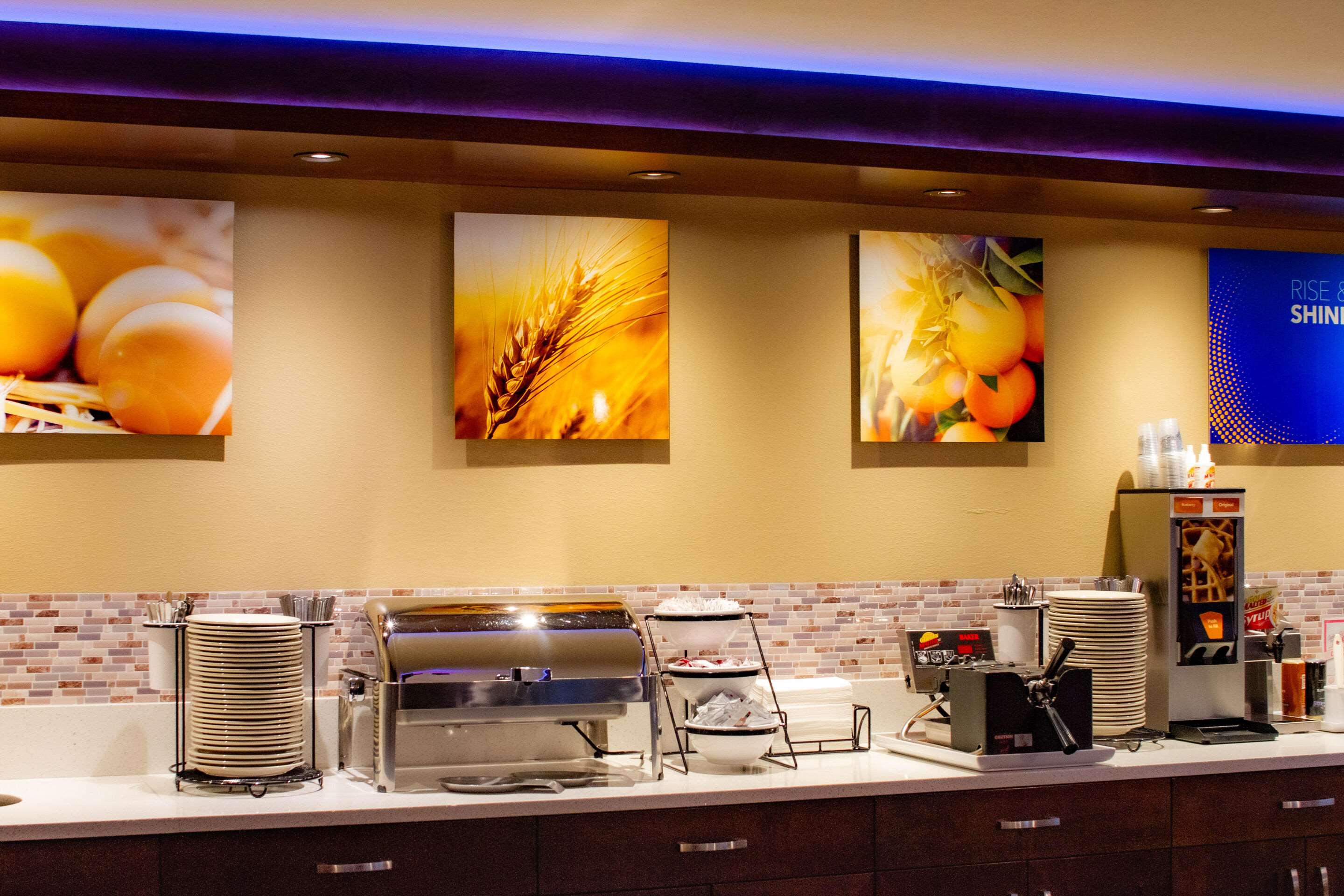 Breakfast area | Comfort Inn & Suites Vancouver Downtown City Center