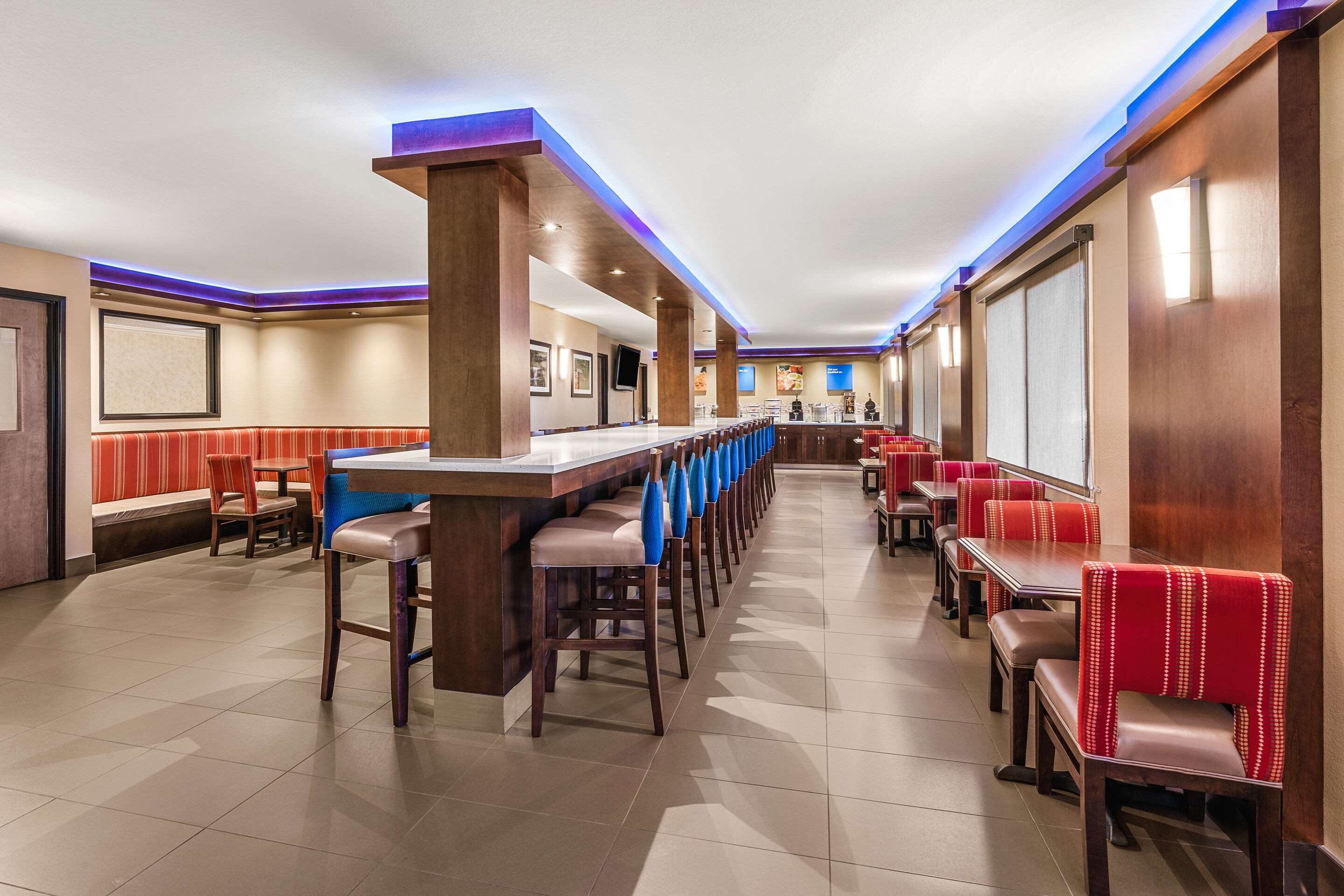 Breakfast area | Comfort Inn & Suites Vancouver Downtown City Center