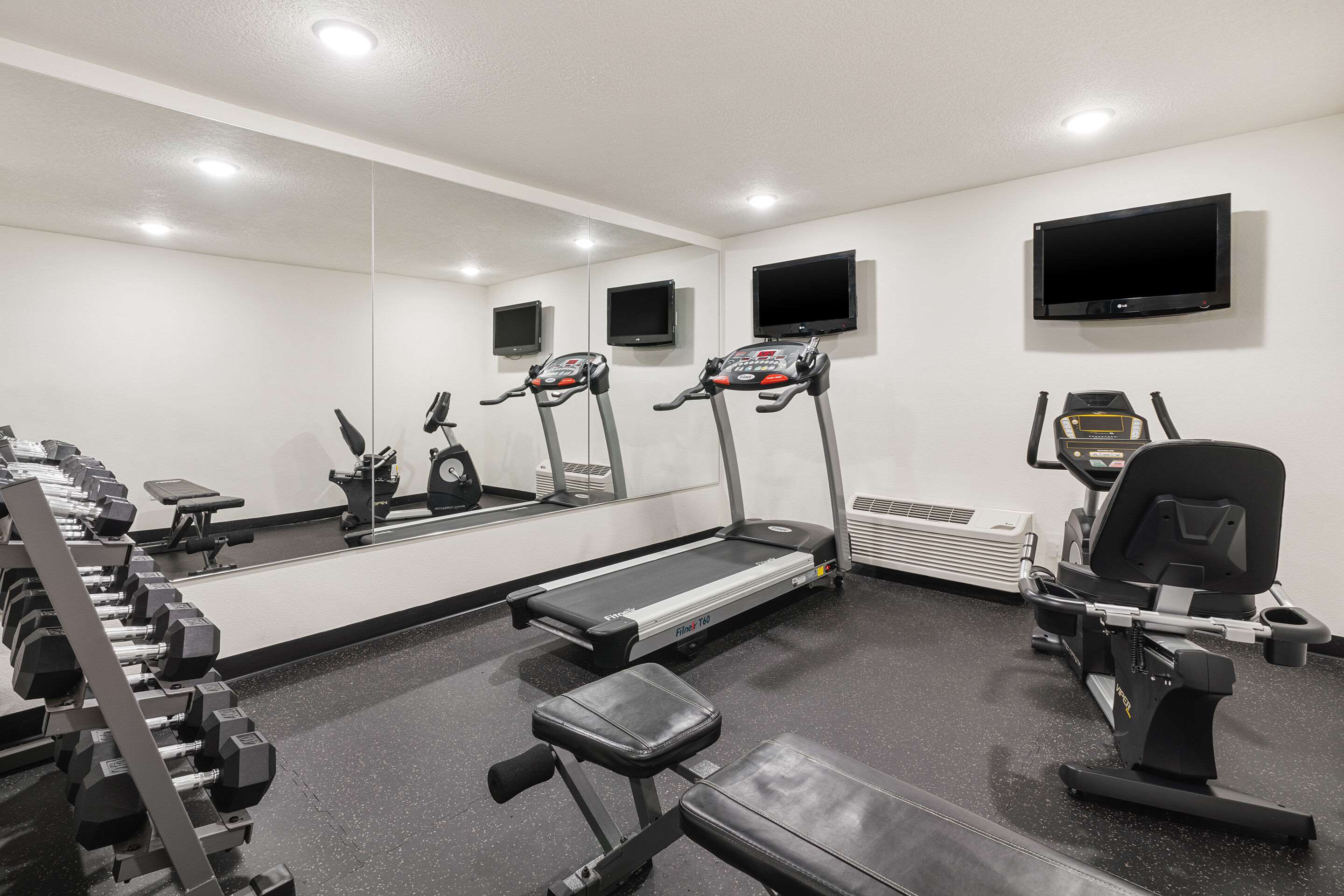 Fitness center | Comfort Inn & Suites Vancouver Downtown City Center