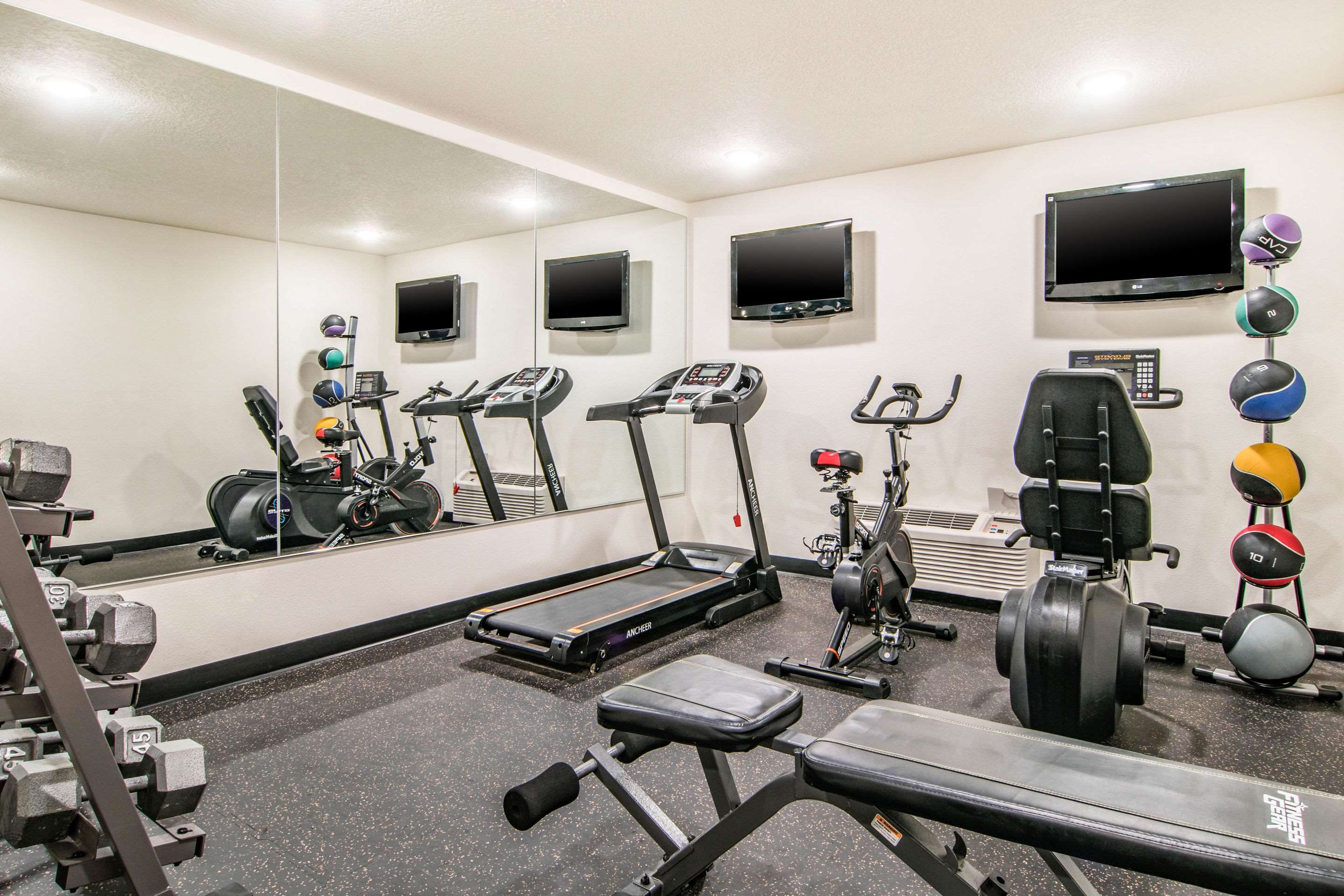 Exercise room | Comfort Inn & Suites Vancouver Downtown City Center