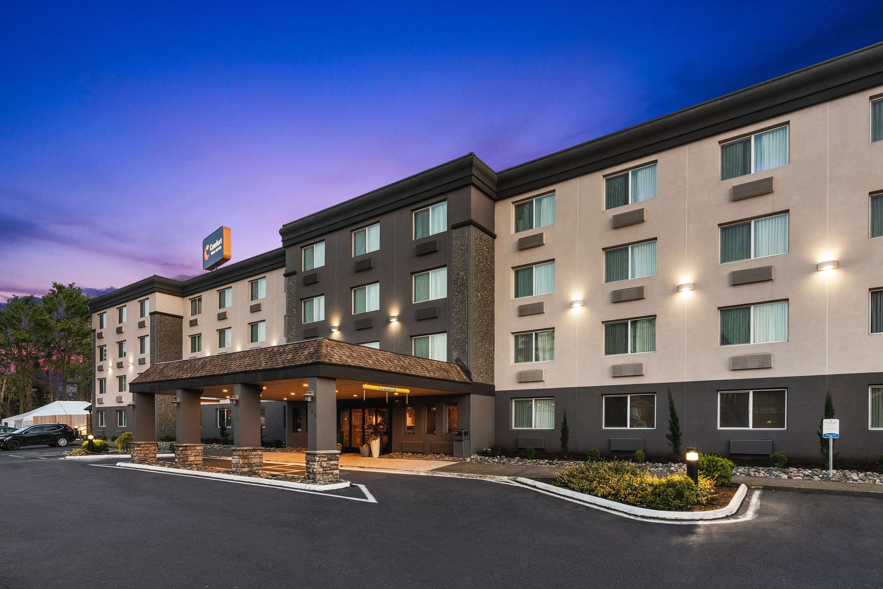Hotel entrance | Comfort Inn & Suites Vancouver Downtown City Center