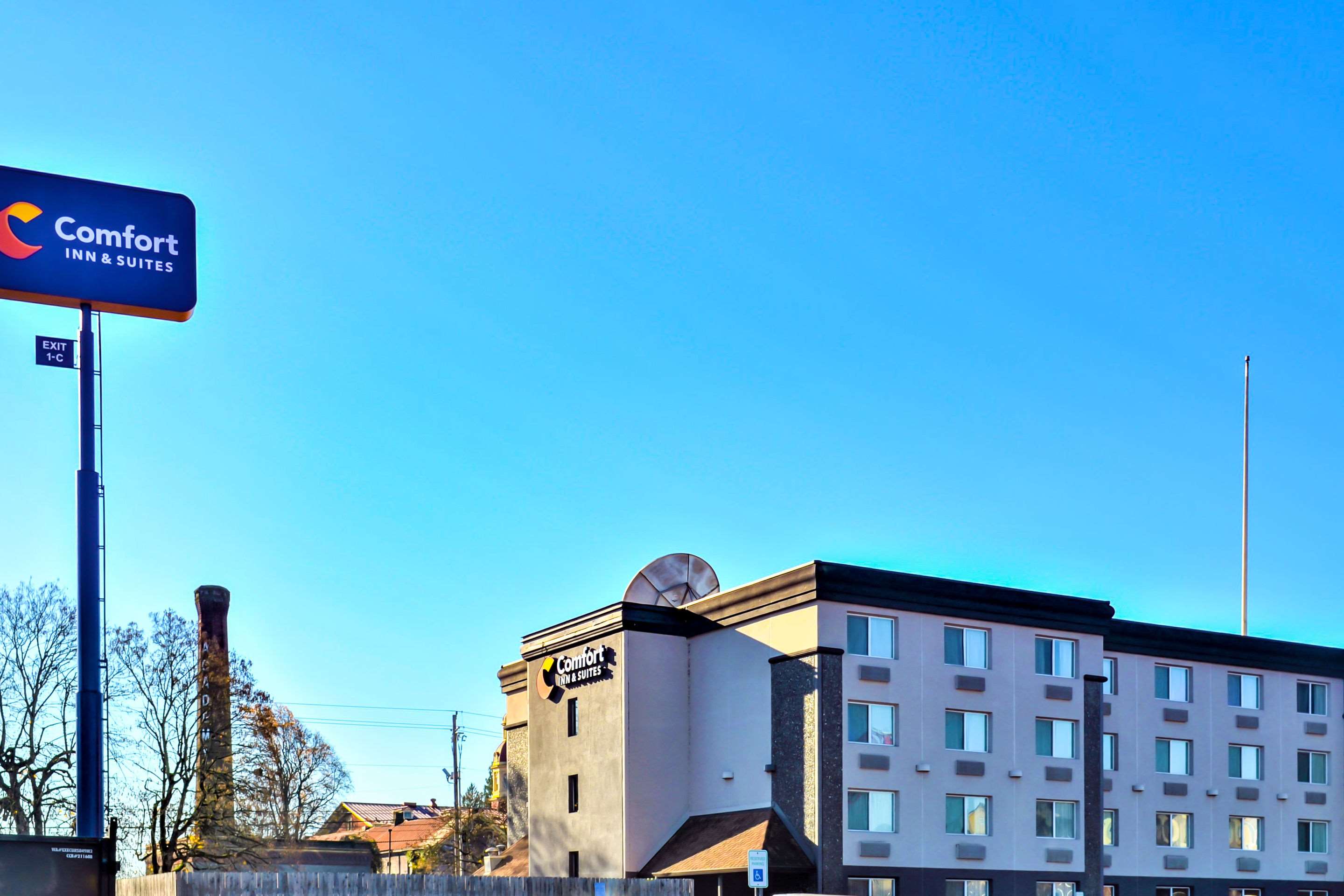 Hotel exterior | Comfort Inn & Suites Vancouver Downtown City Center