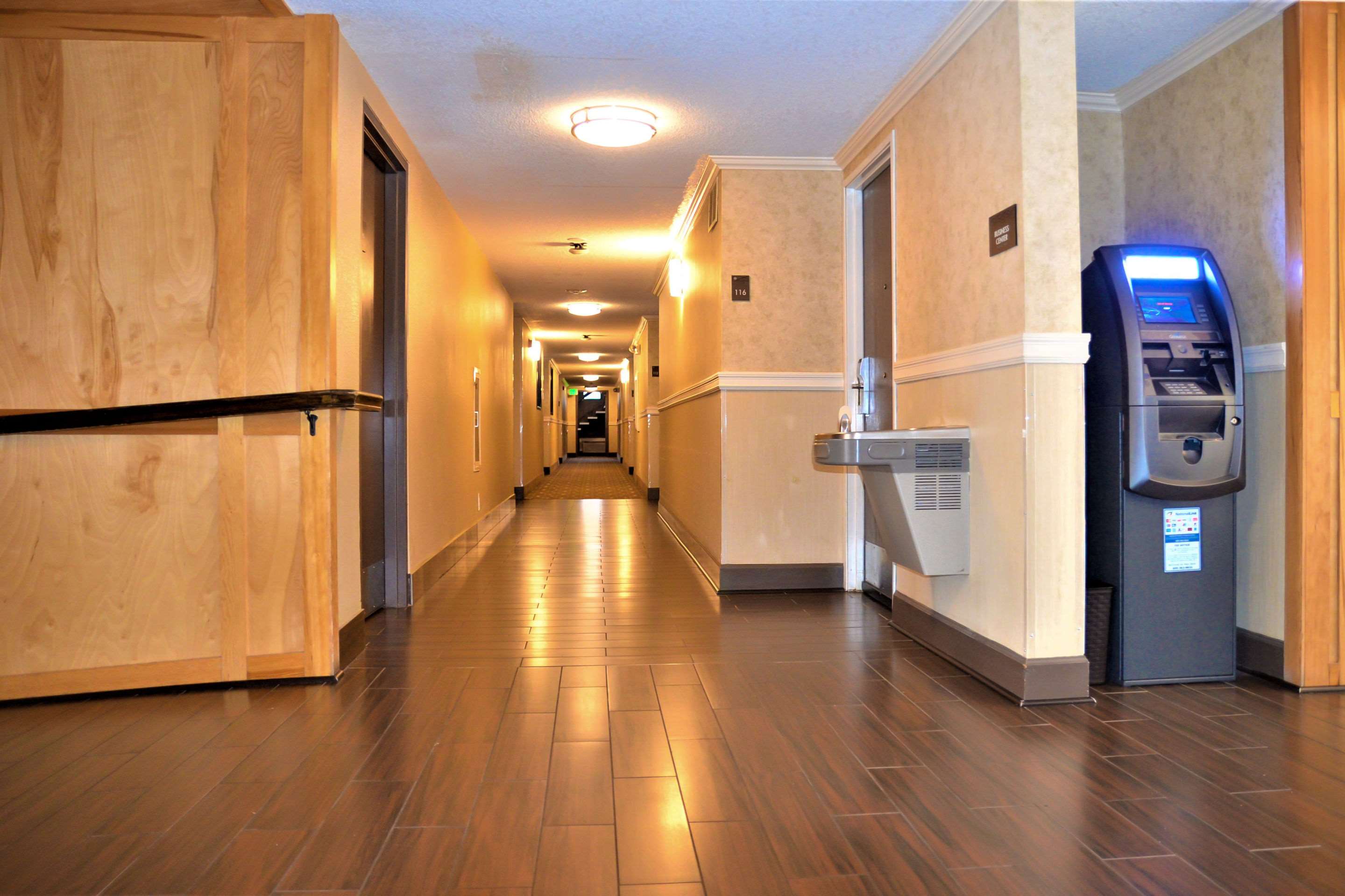 Corridor | Comfort Inn & Suites Vancouver Downtown City Center
