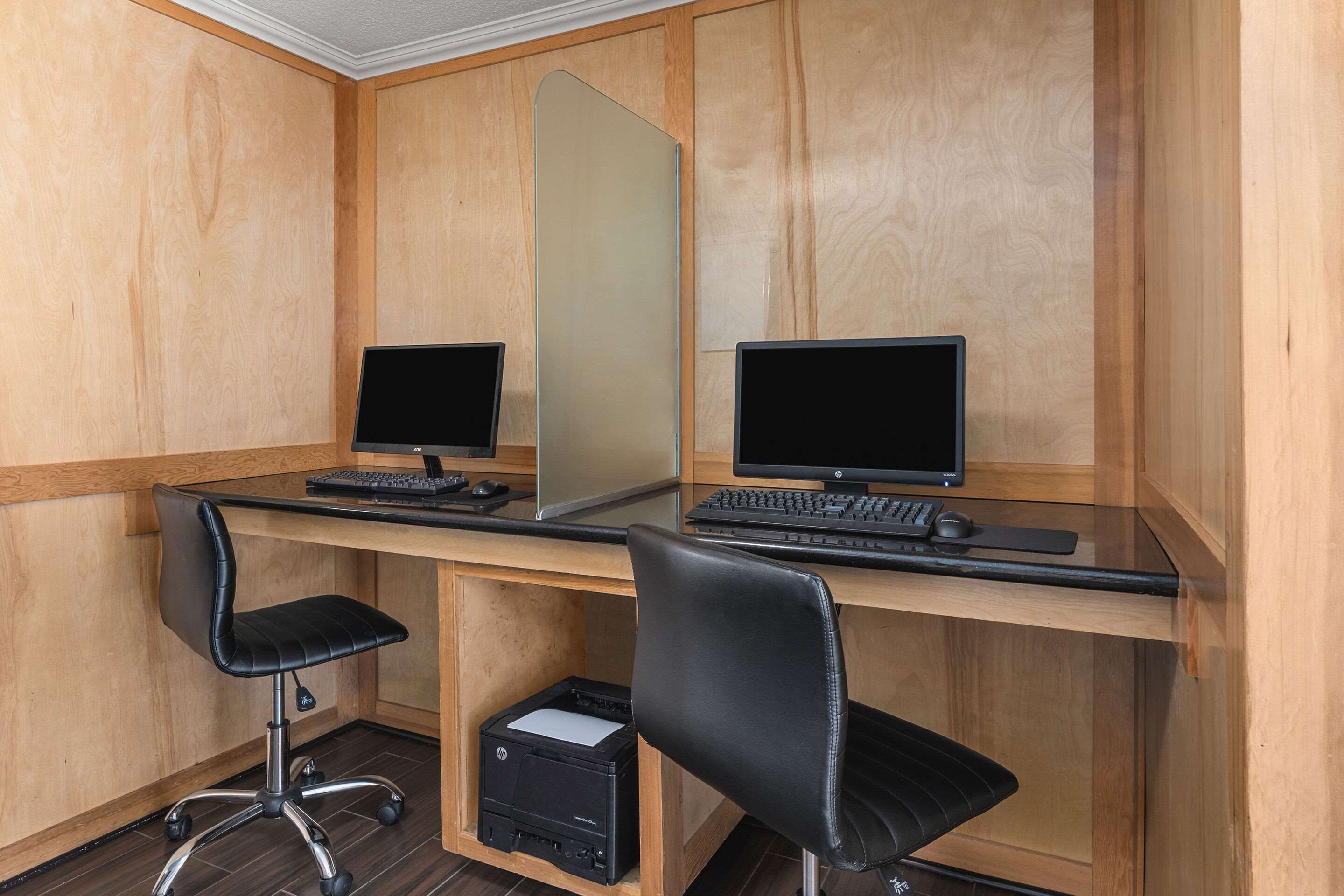 Business center | Comfort Inn & Suites Vancouver Downtown City Center