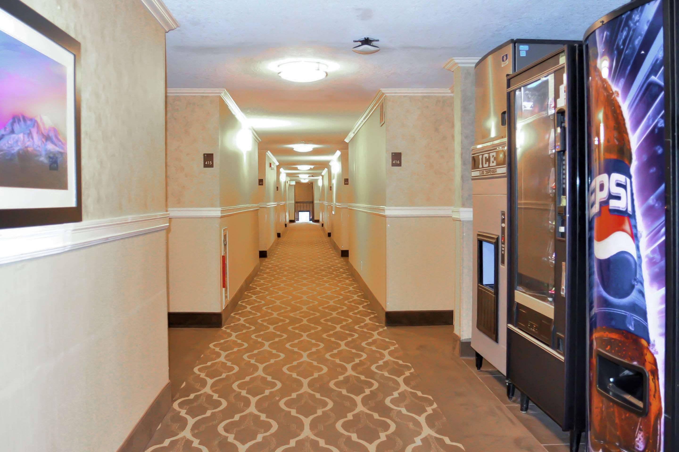 Corridor | Comfort Inn & Suites Vancouver Downtown City Center