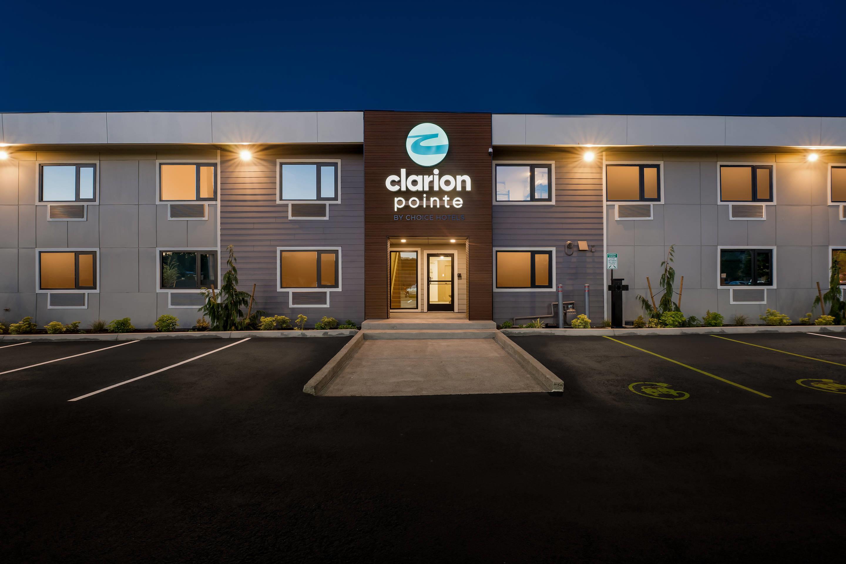 Hotel at night | Quality Inn Hotel, Kent