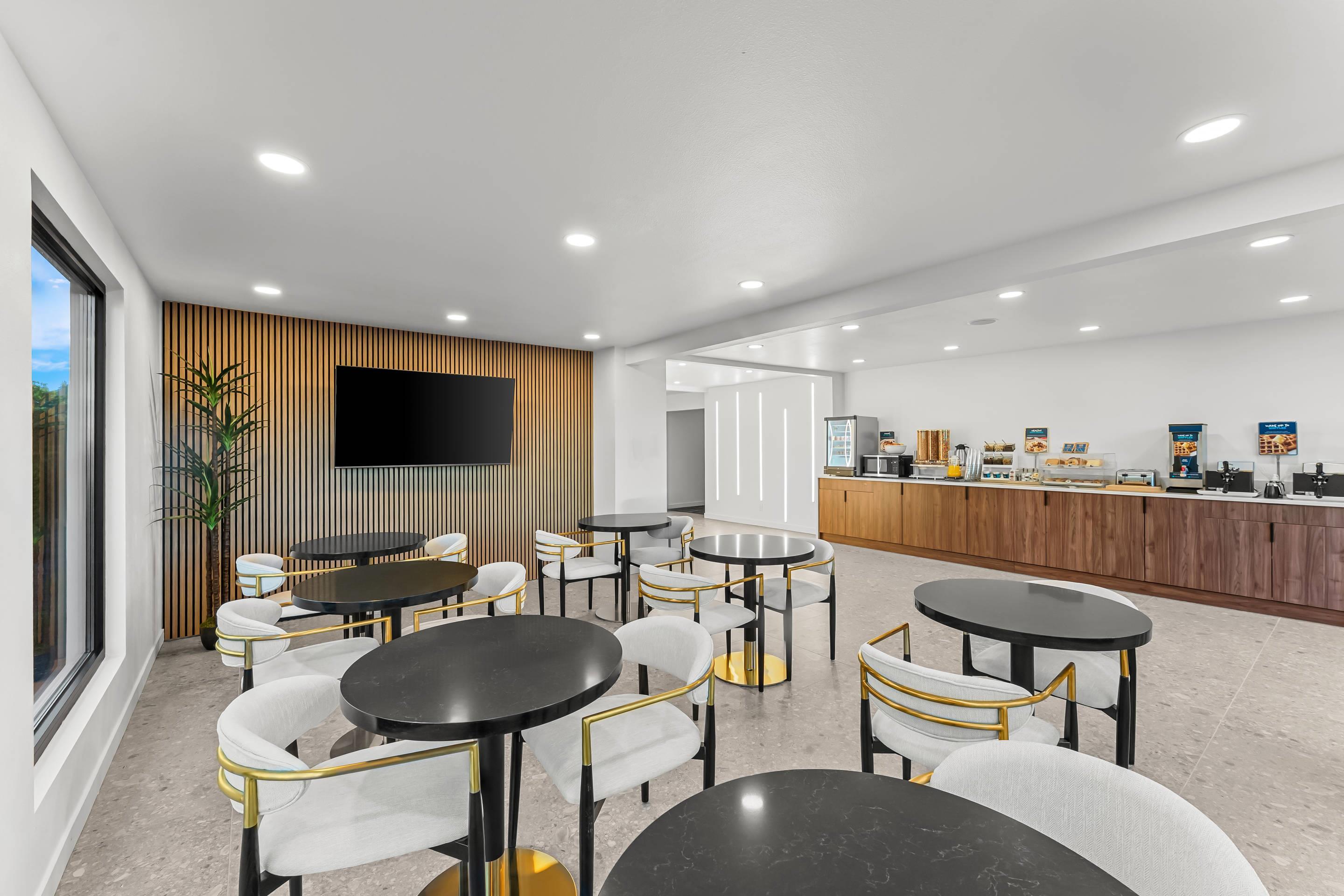 Breakfast area | Quality Inn Hotel, Kent