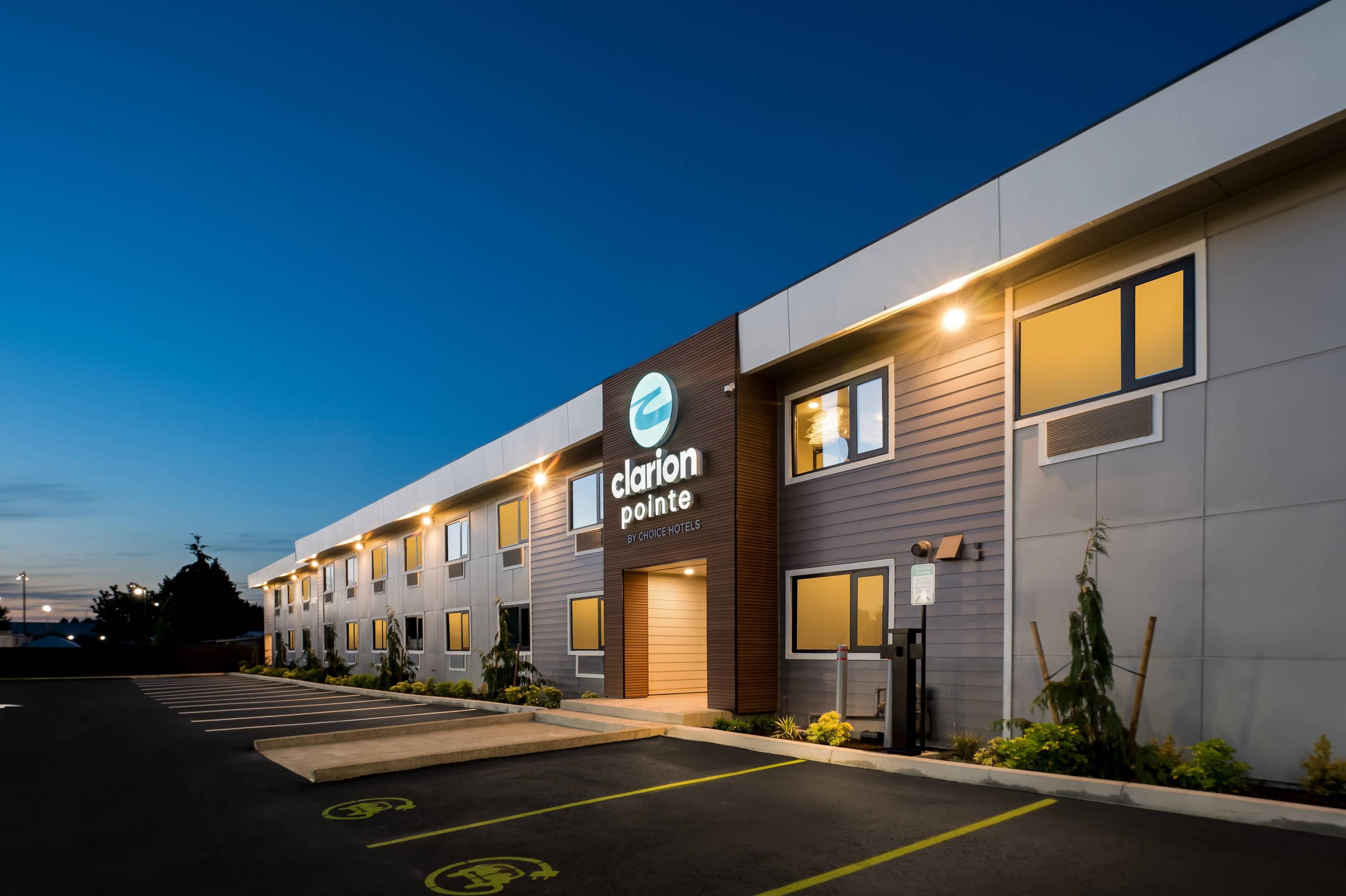 Hotel at night | Quality Inn Hotel, Kent