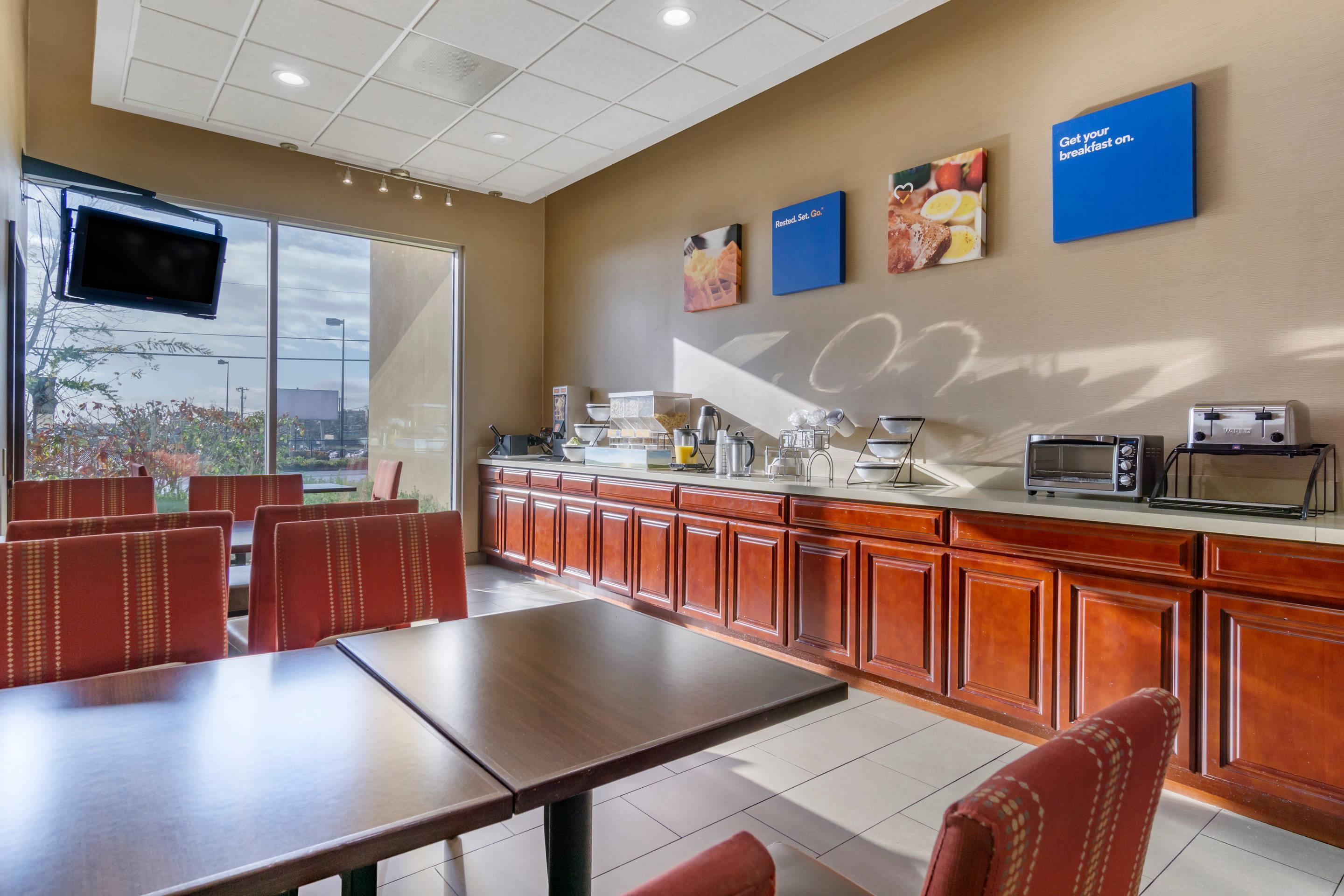 Breakfast area | Comfort Inn & Suites Seattle North