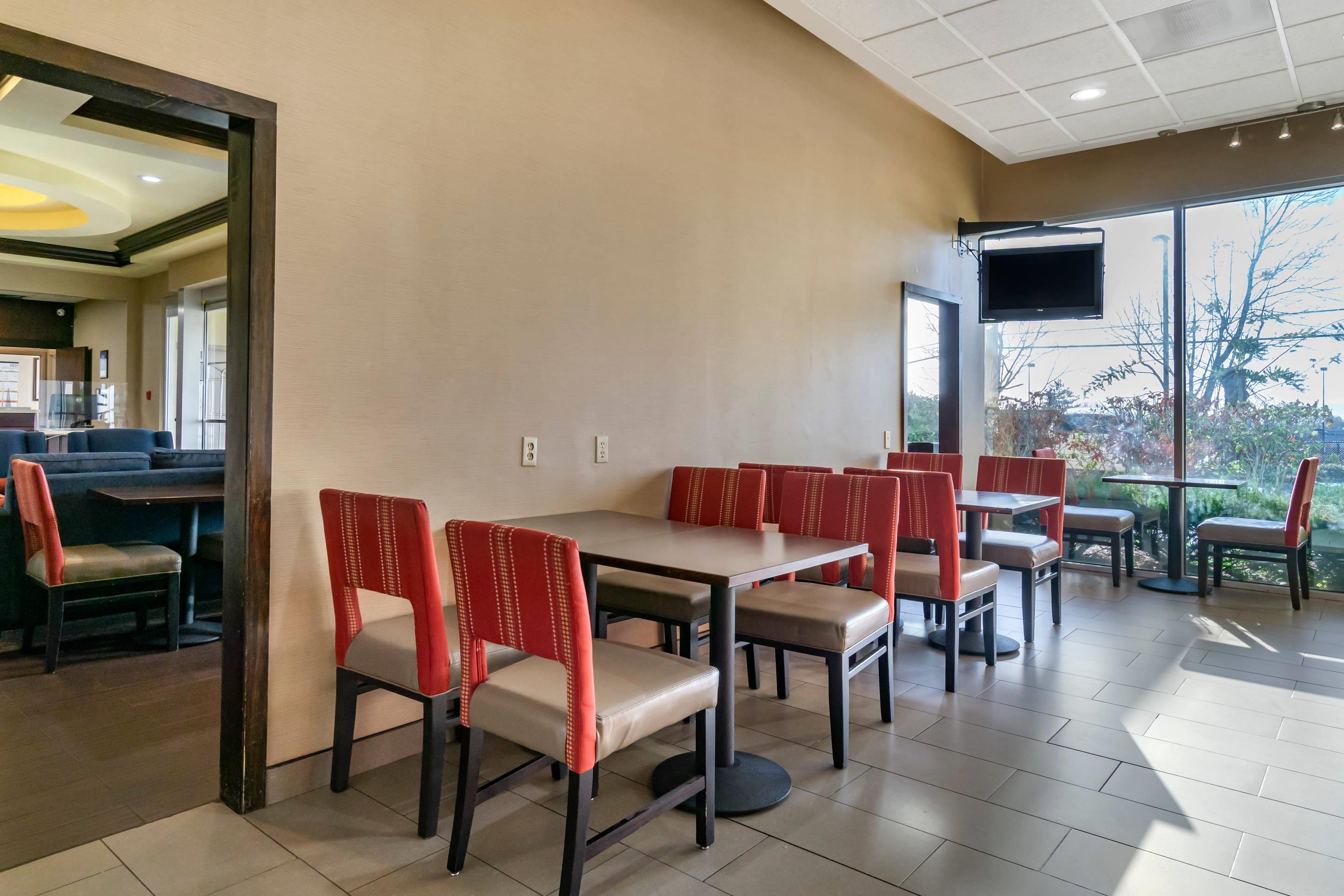 Breakfast area | Comfort Inn & Suites Seattle North