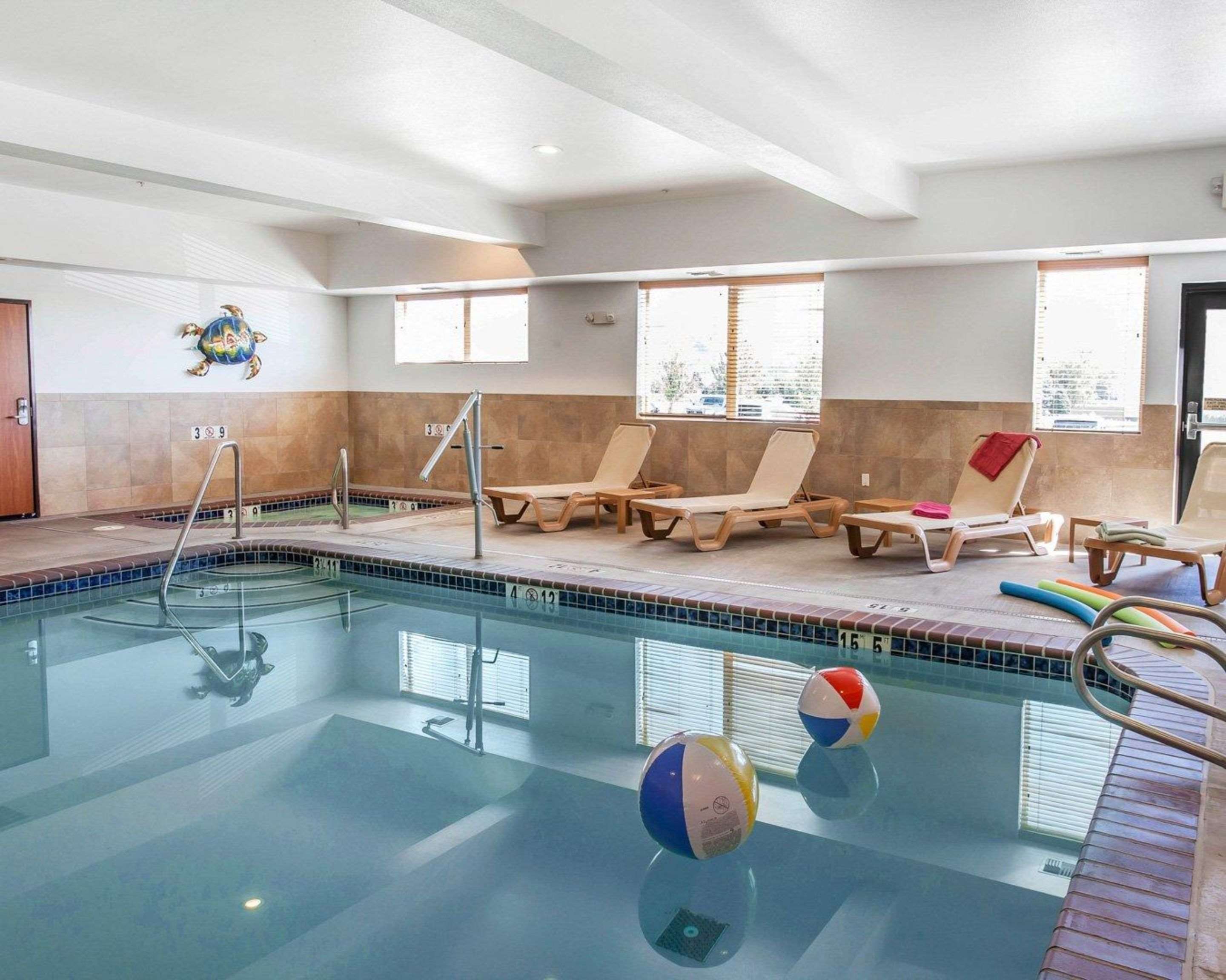 Indoor pool | Comfort Suites Wenatchee Gateway