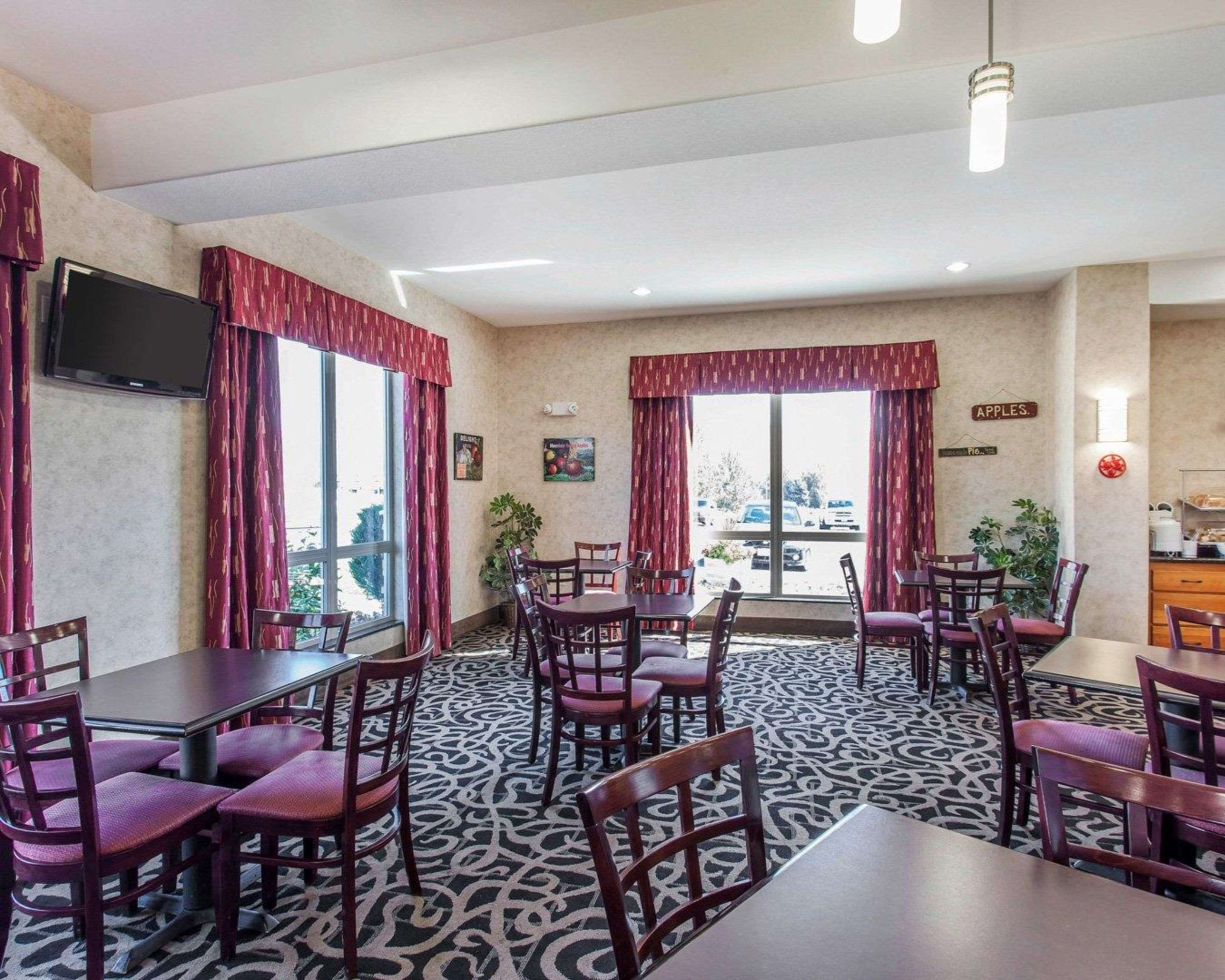 Enjoy breakfast in this seating area | Comfort Suites Wenatchee Gateway