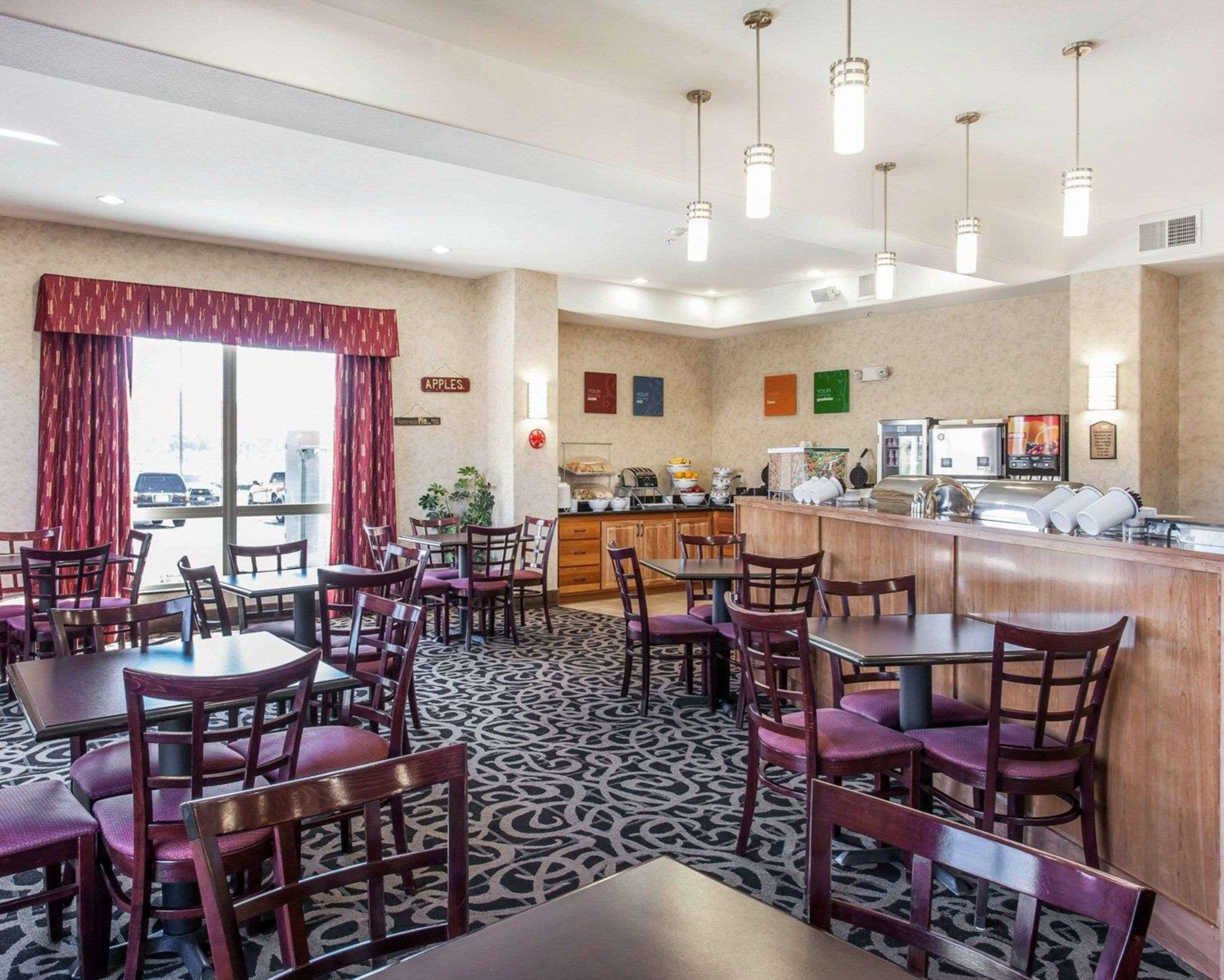 Spacious breakfast area | Comfort Suites Wenatchee Gateway
