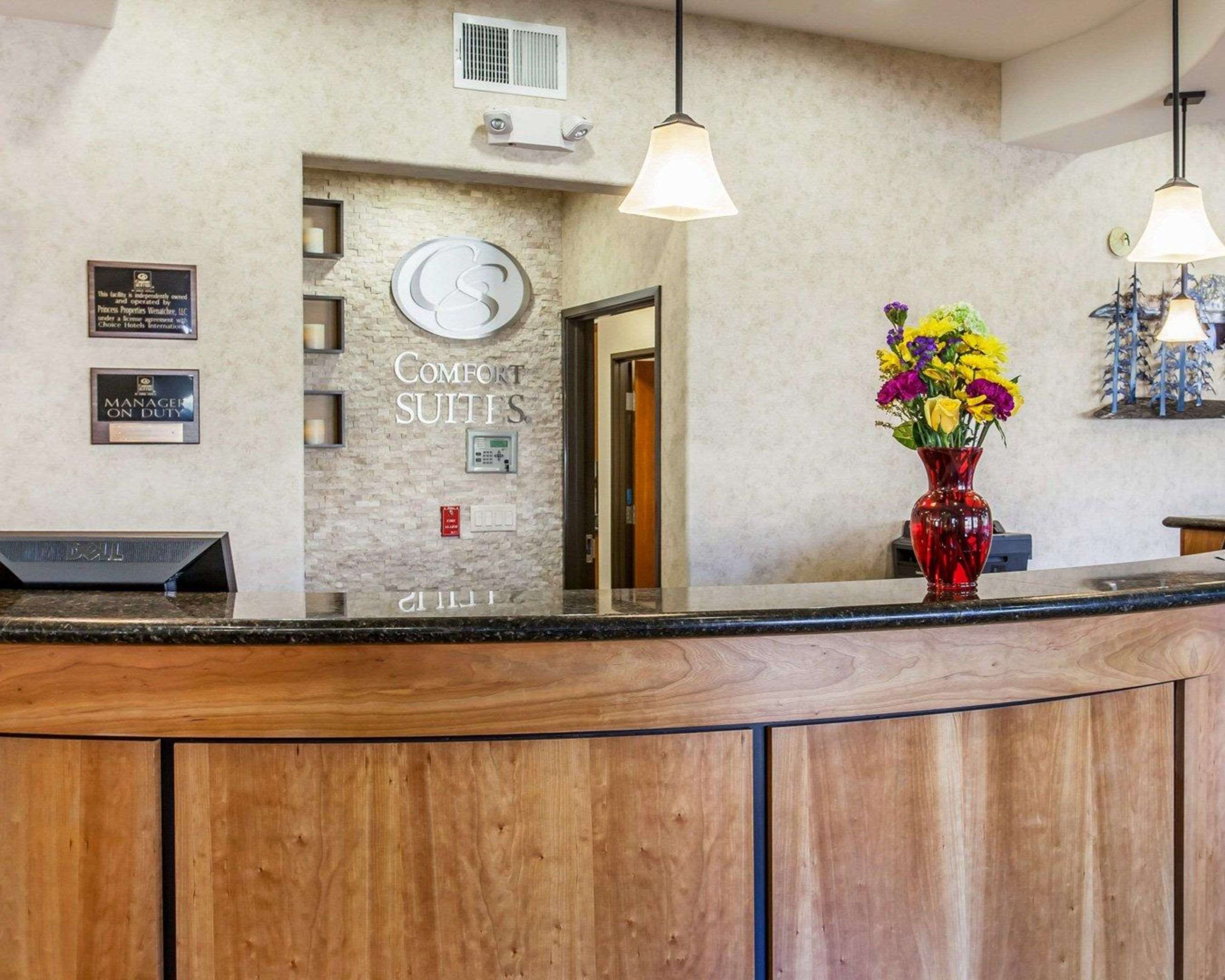 Front desk | Comfort Suites Wenatchee Gateway