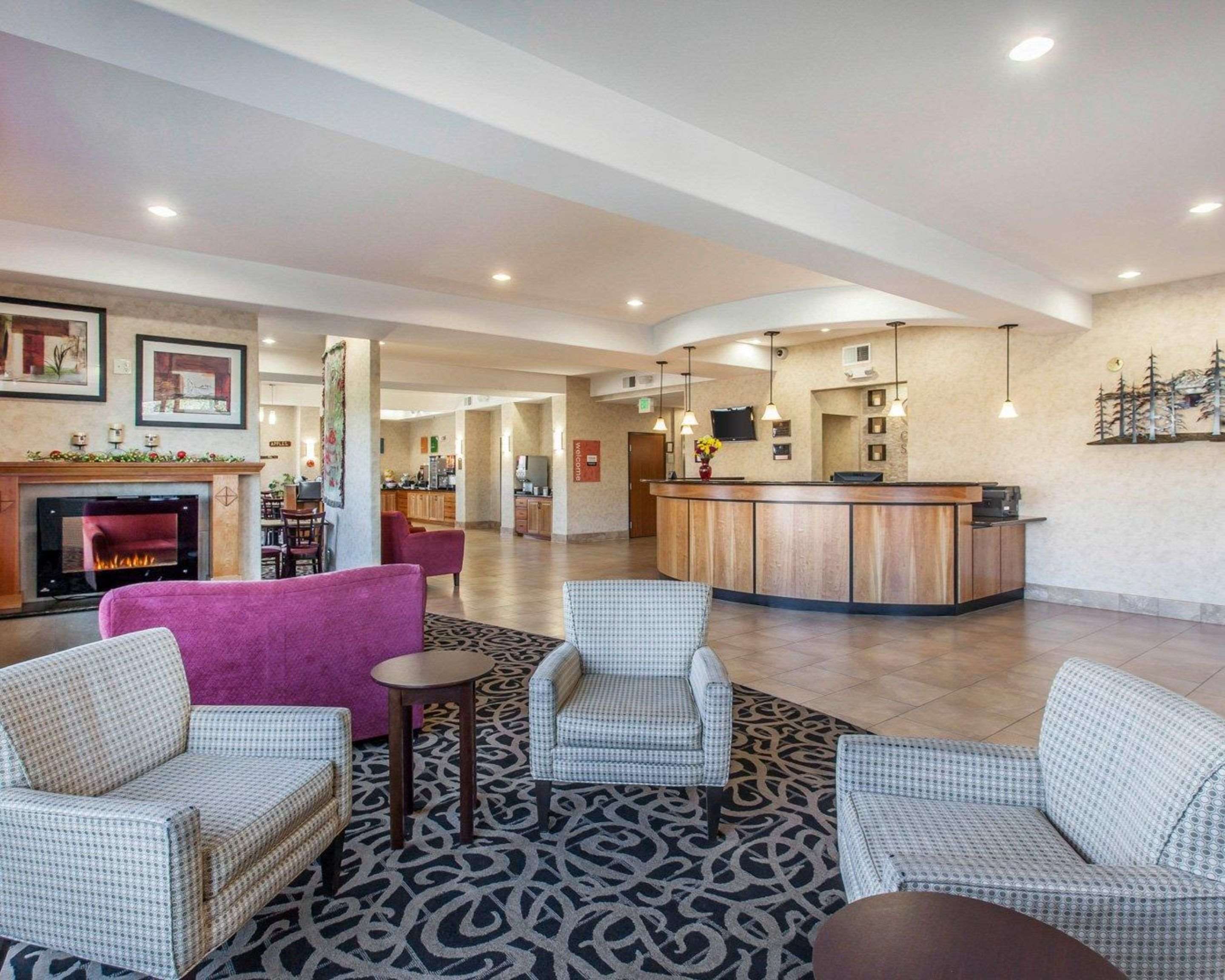 Spacious lobby with sitting area | Comfort Suites Wenatchee Gateway