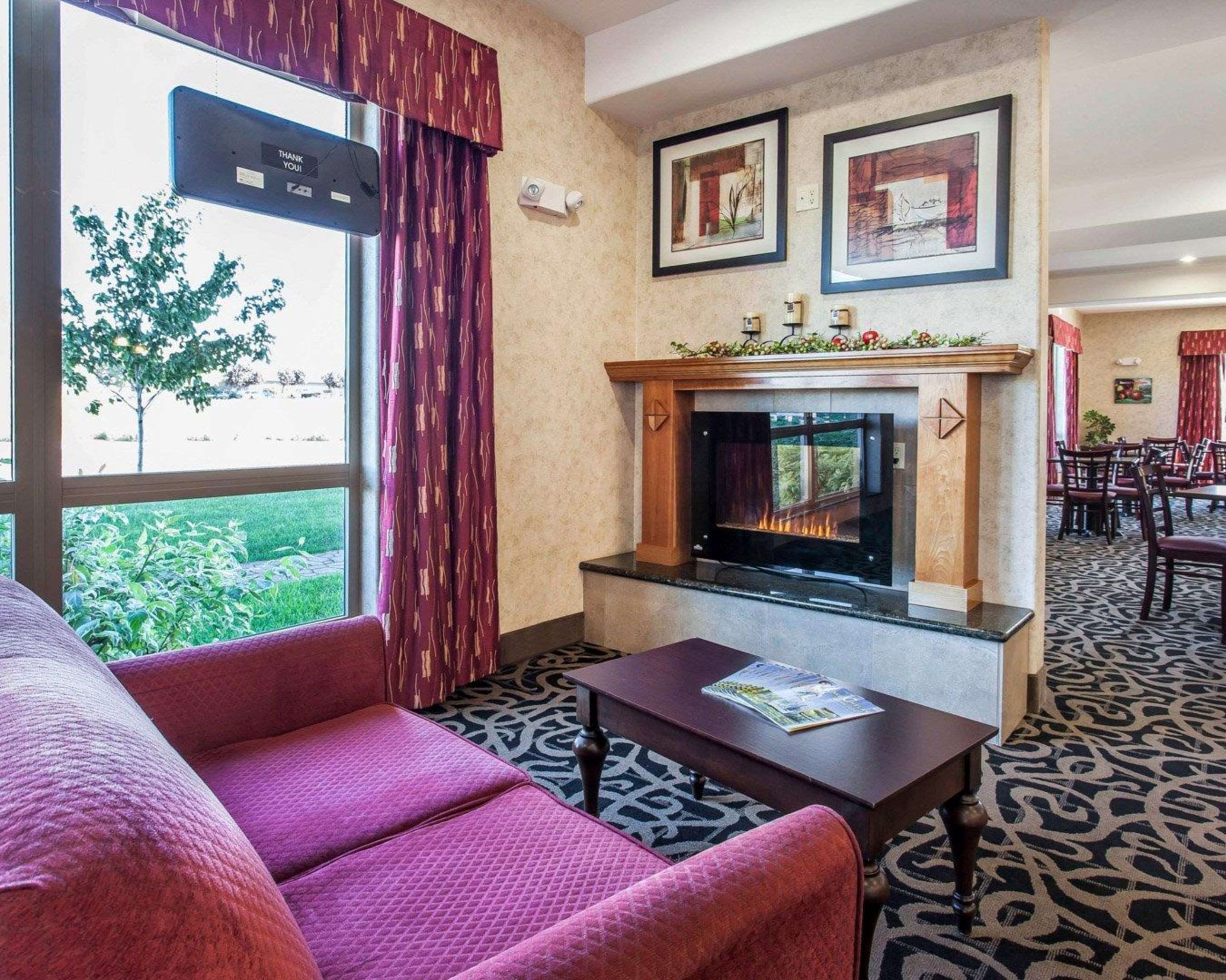 Relax by the fireplace in the lobby | Comfort Suites Wenatchee Gateway