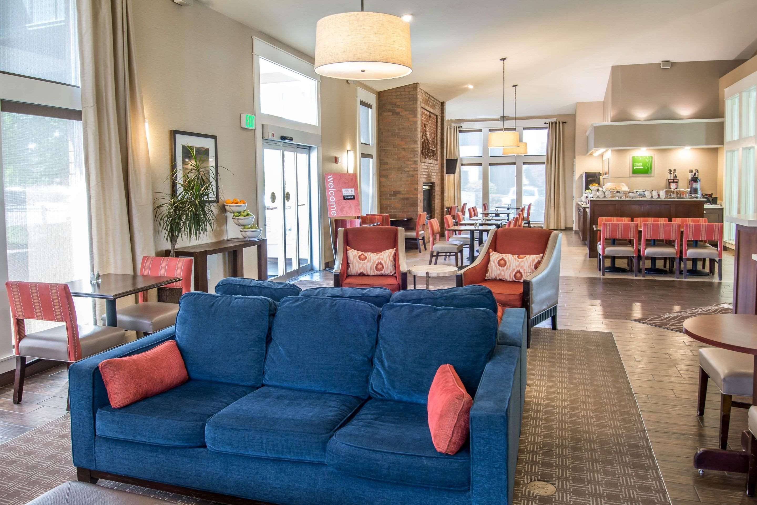 Spacious lobby with sitting area | Comfort Inn & Suites Spokane Valley