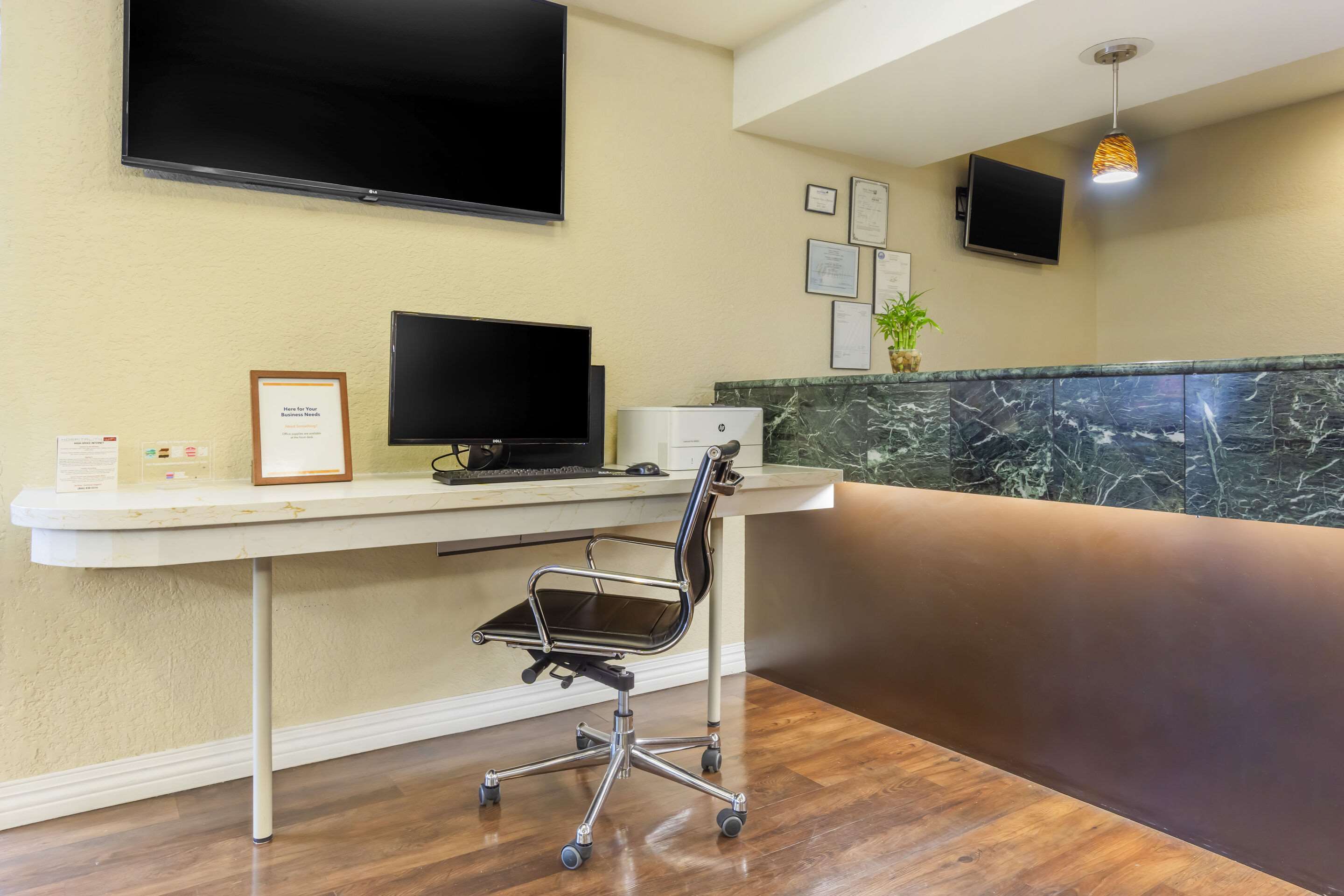 Computer in the lobby | Comfort Inn & Suites SeaTac