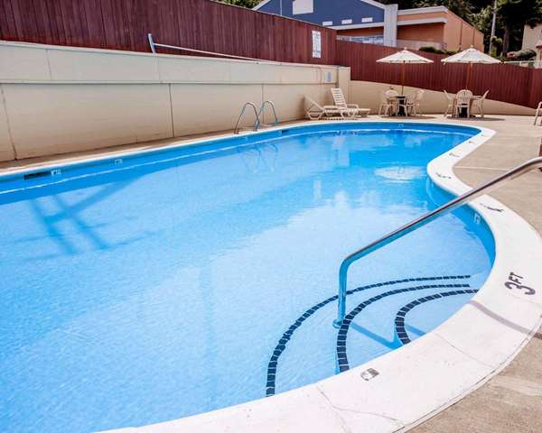Pool - Quality Inn & Suites Bremerton