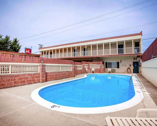 Pool - Quality Inn & Suites Bremerton