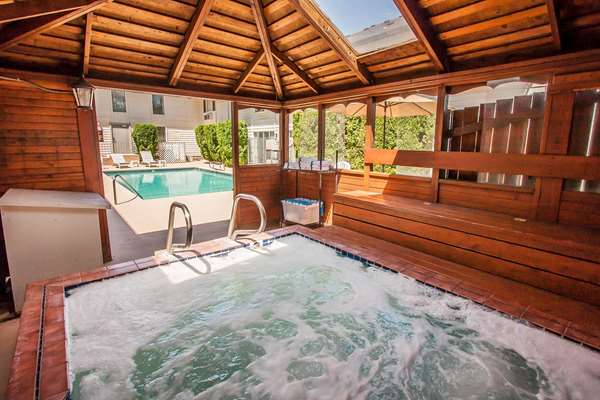 Pool - Quality Inn & Suites Vancouver - I-5, Exit 4