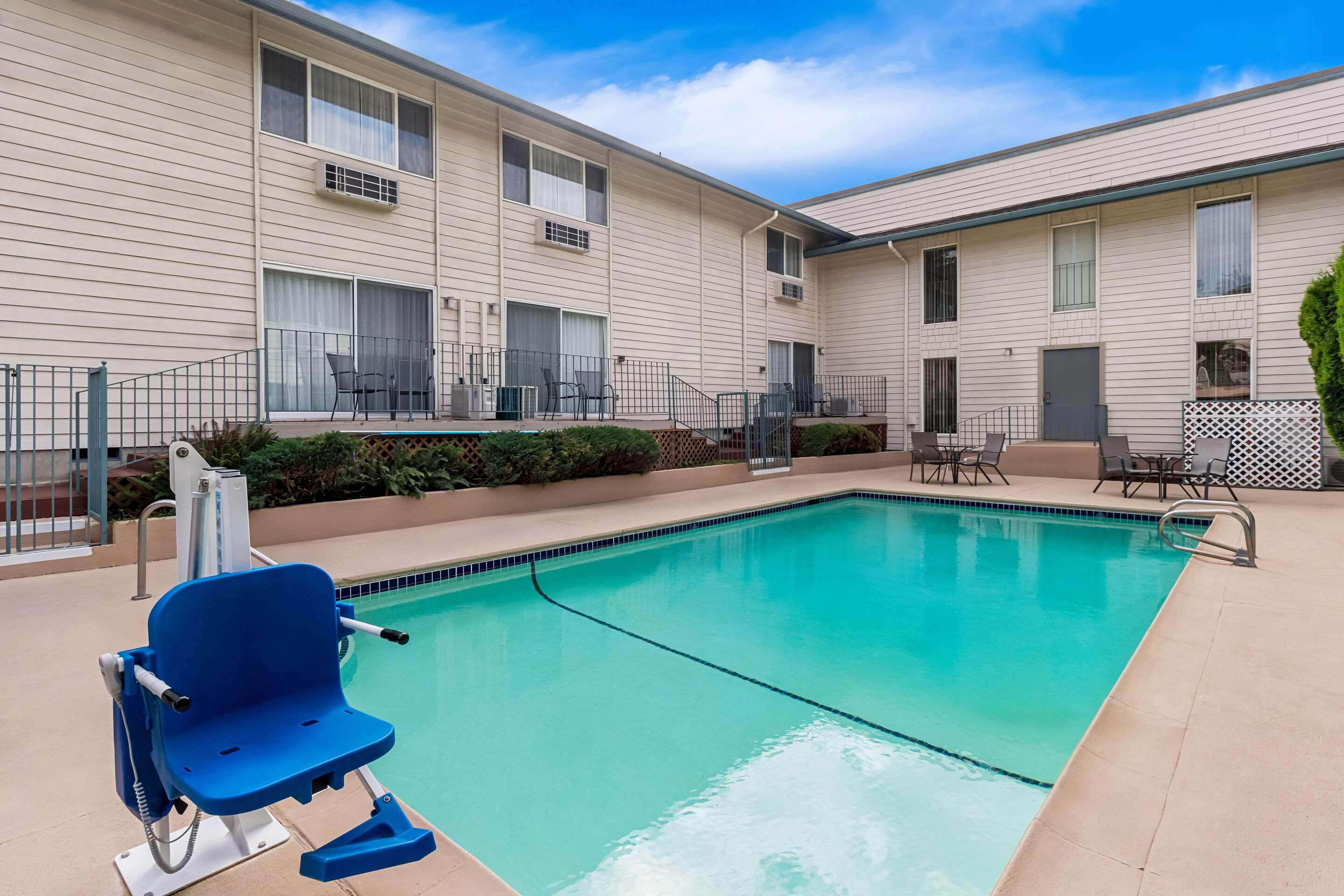 Outdoor pool | Quality Inn And Suites Vancouver