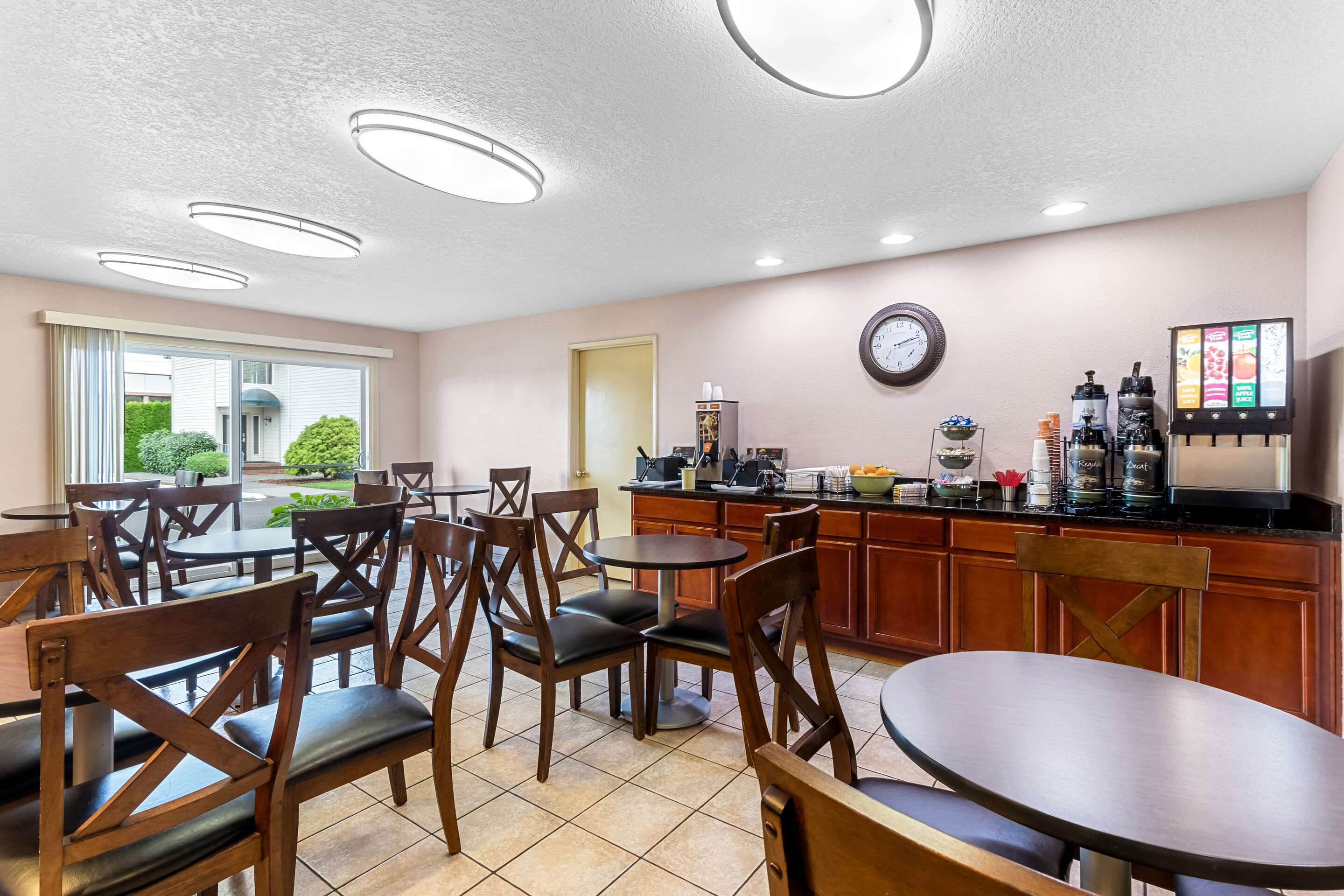 Breakfast area | Quality Inn And Suites Vancouver