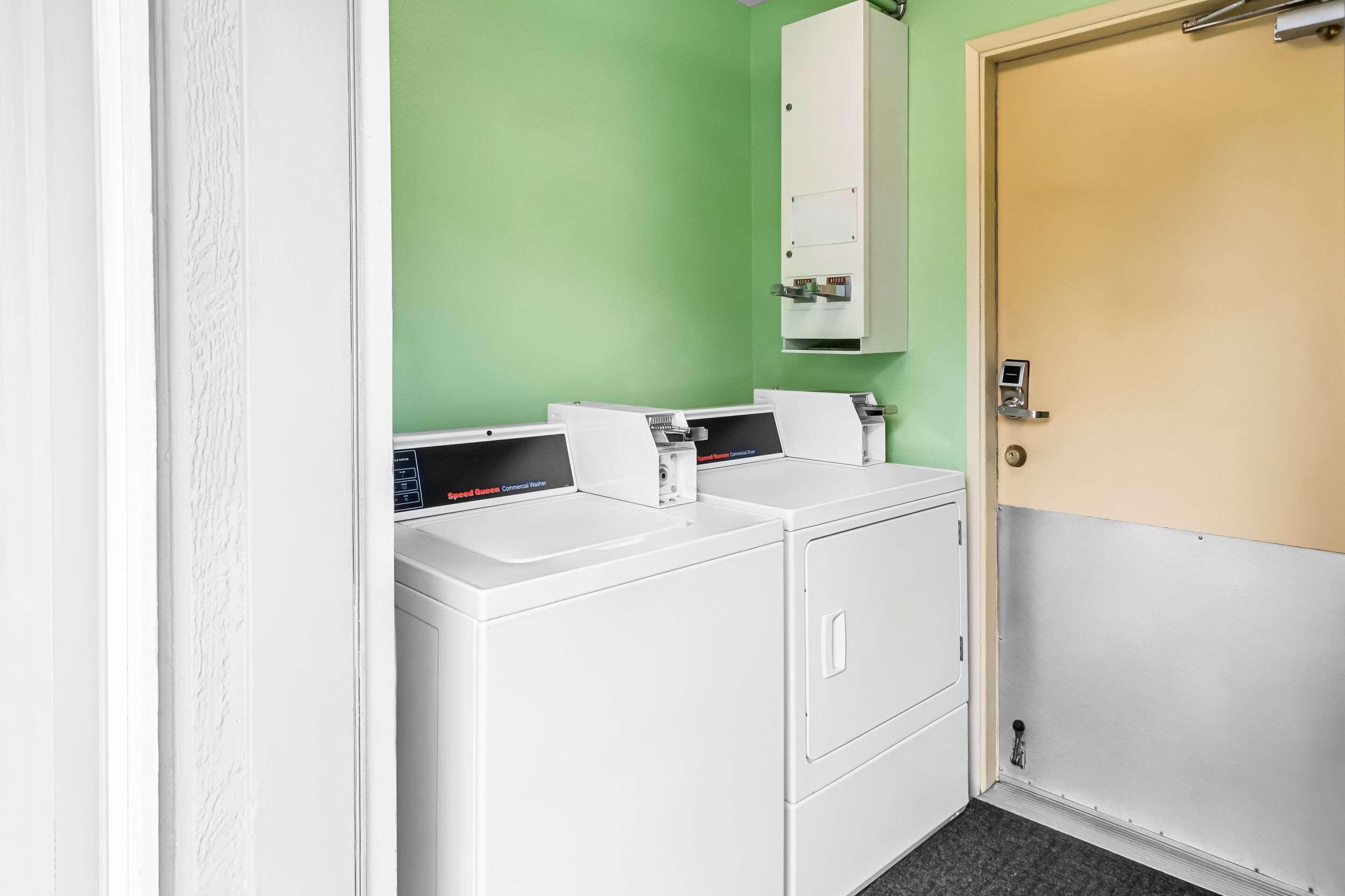 Guest laundry facilities | Quality Inn And Suites Vancouver