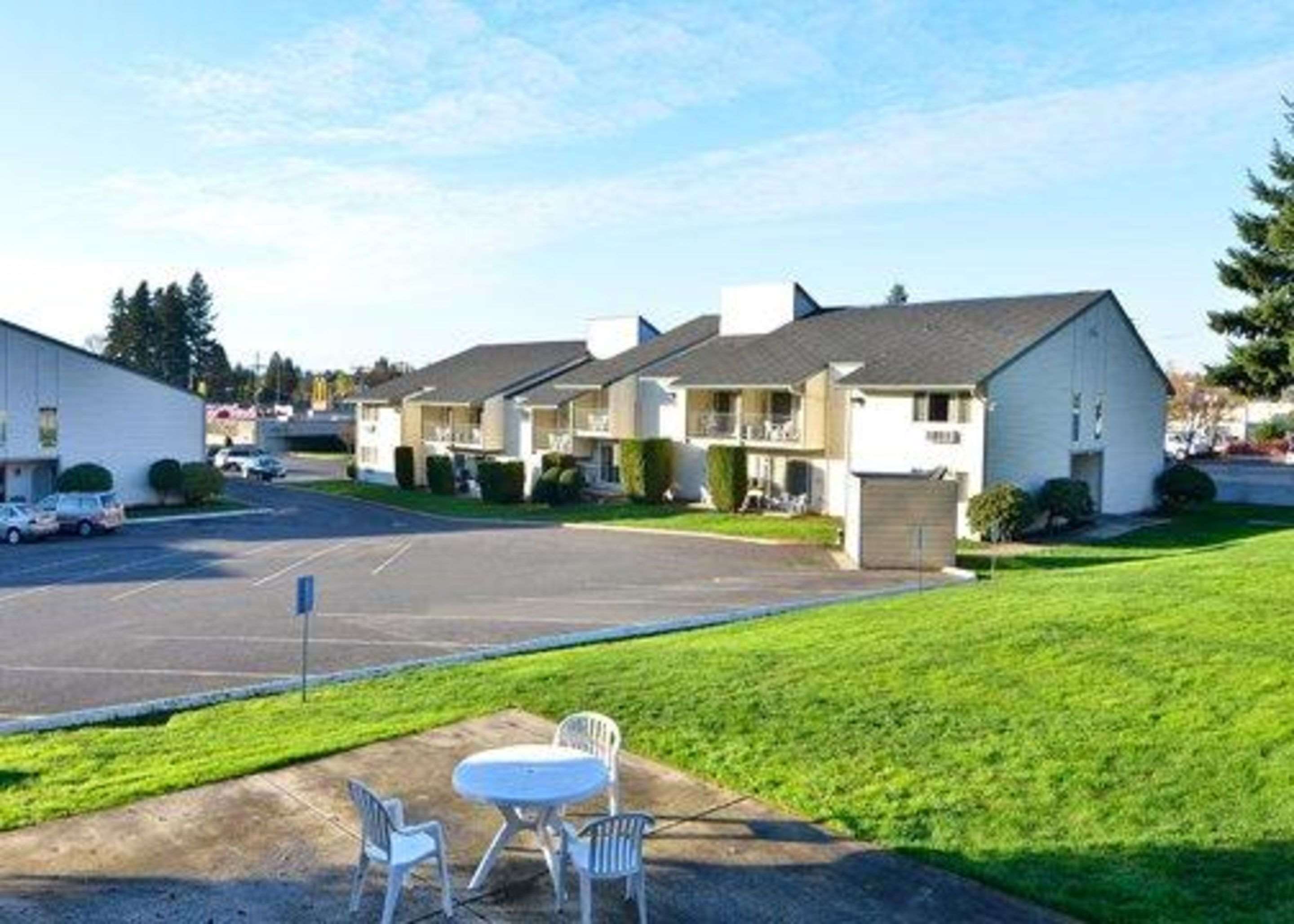 Relaxing patio area | Quality Inn And Suites Vancouver