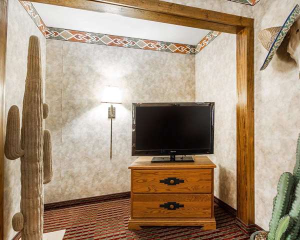  - Rodeway Inn & Suites Madison - I-39, I-90 & I-94, Exit 135