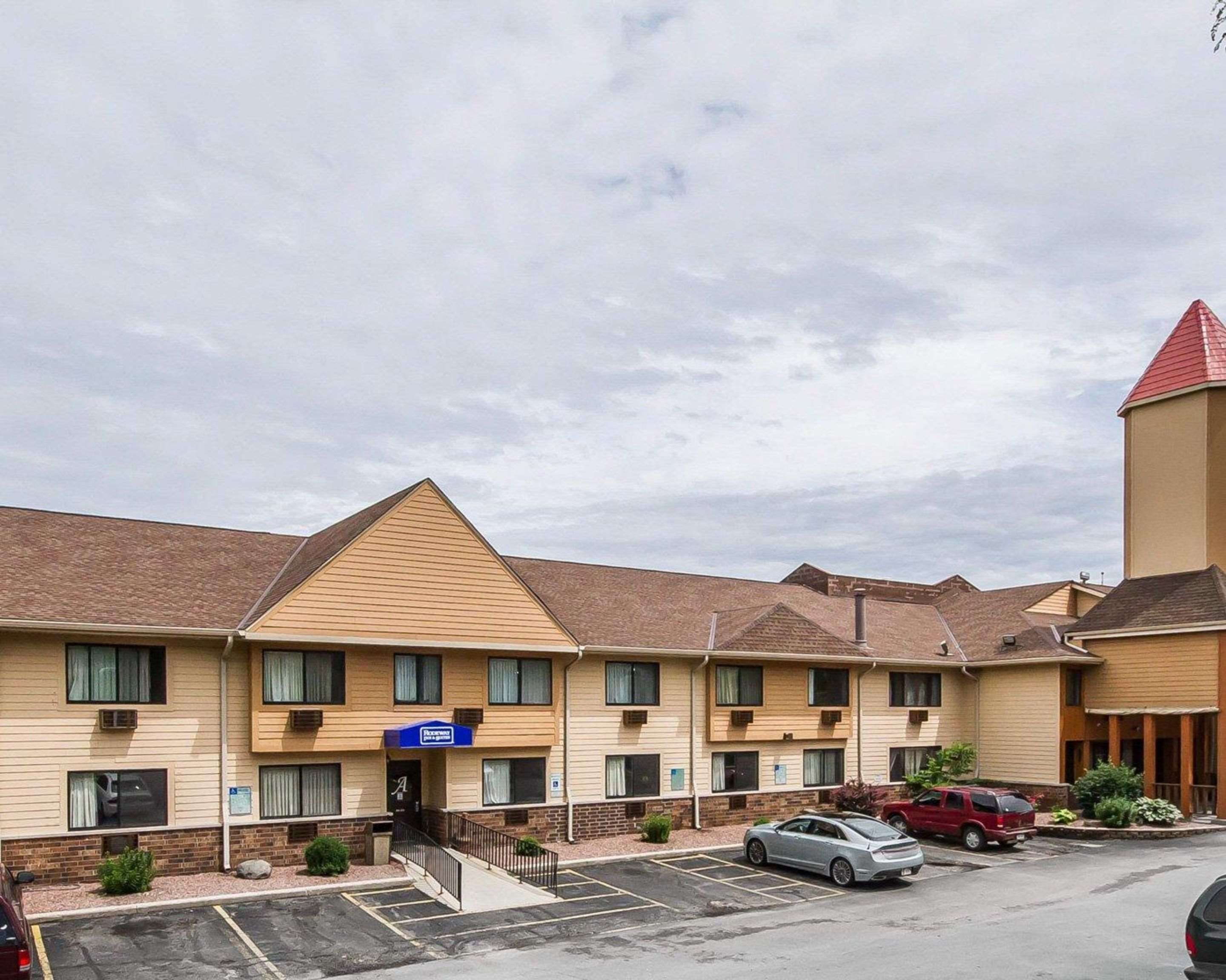 Hotel exterior | Rodeway Inn & Suites Wisconsin Madison-Northeast