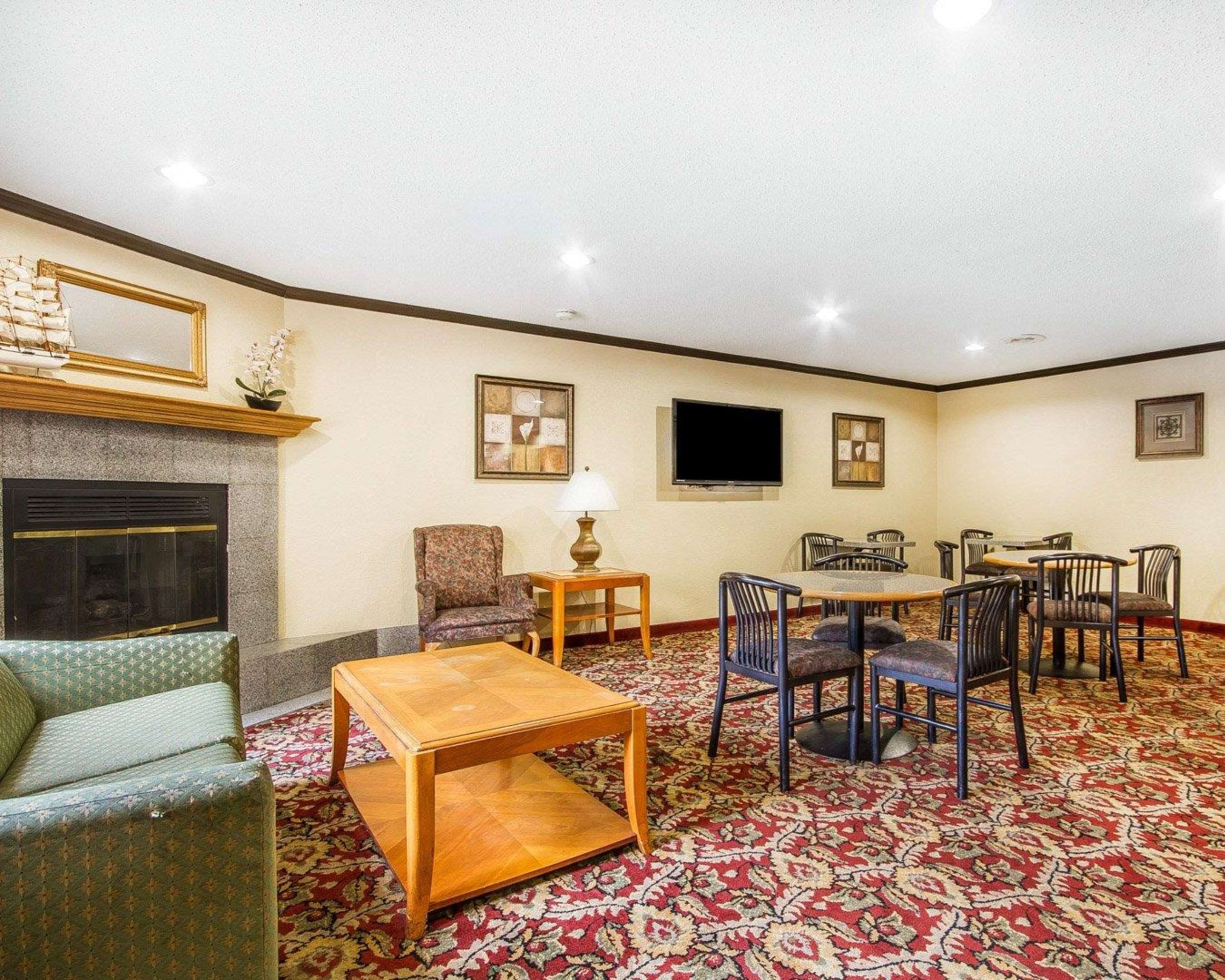 Lobby | Rodeway Inn & Suites Wisconsin Madison-Northeast