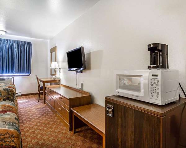  - Rodeway Inn & Suites Madison - I-39, I-90 & I-94, Exit 135