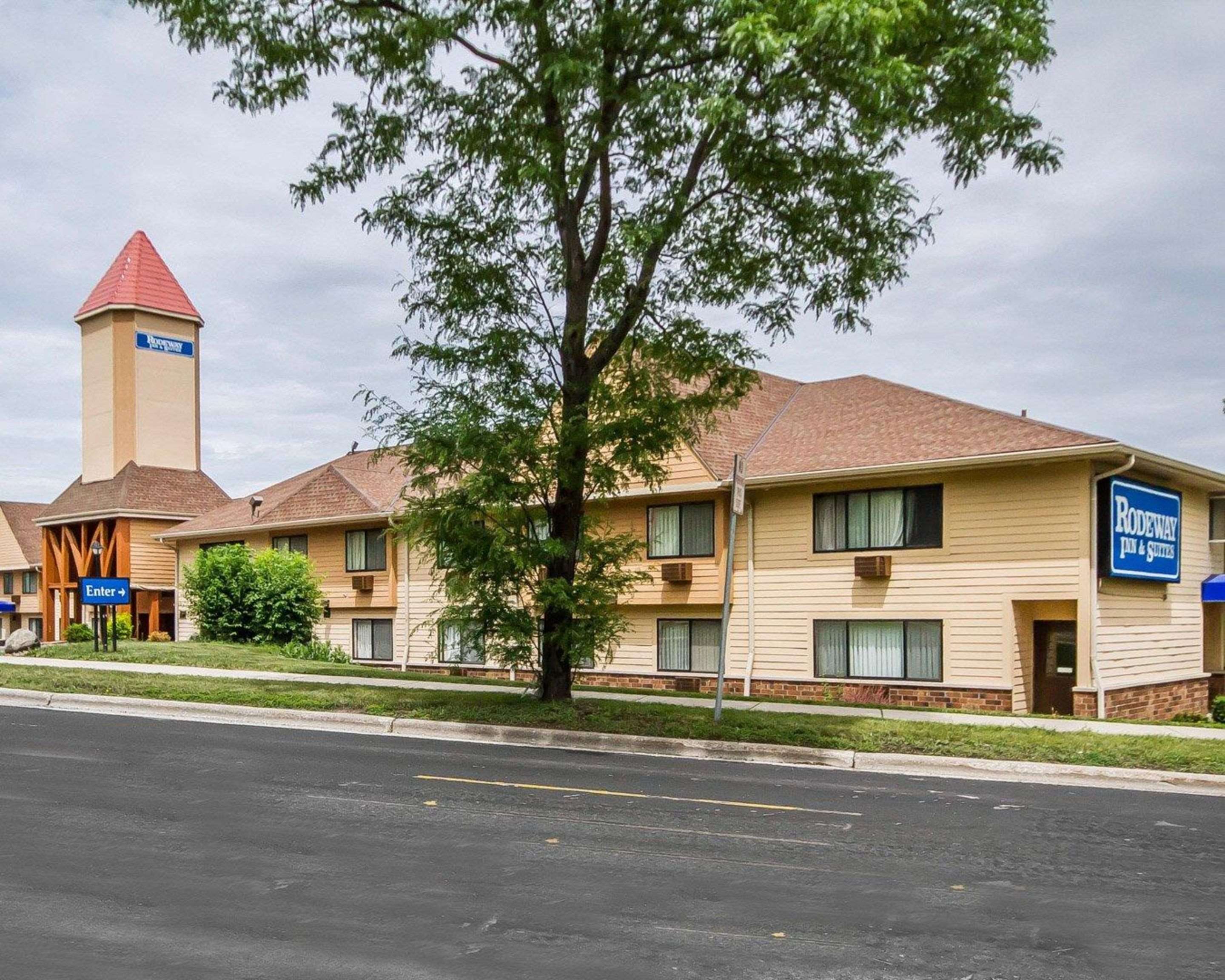 Hotel exterior | Rodeway Inn & Suites Wisconsin Madison-Northeast