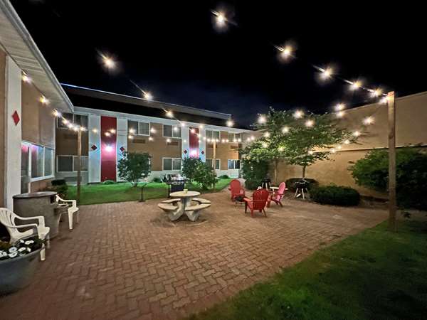  - Econo Lodge Rothschild - I-39, Exit 185