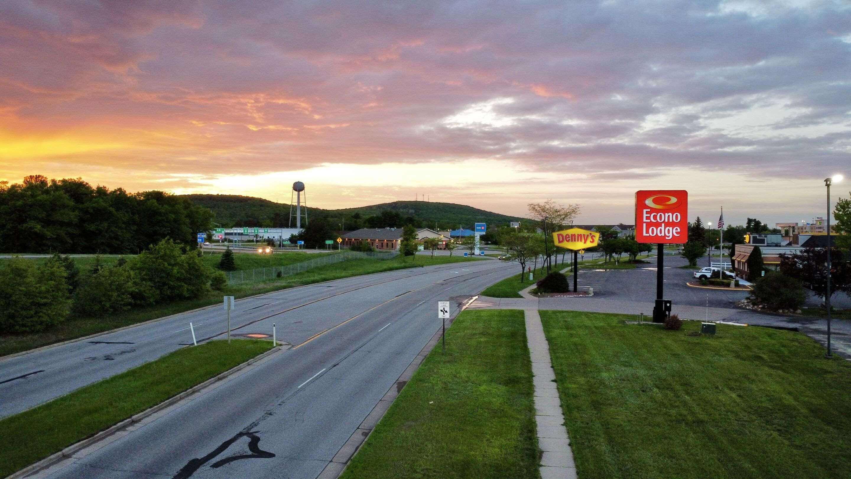 Hotel exterior | Econo Lodge Rothschild